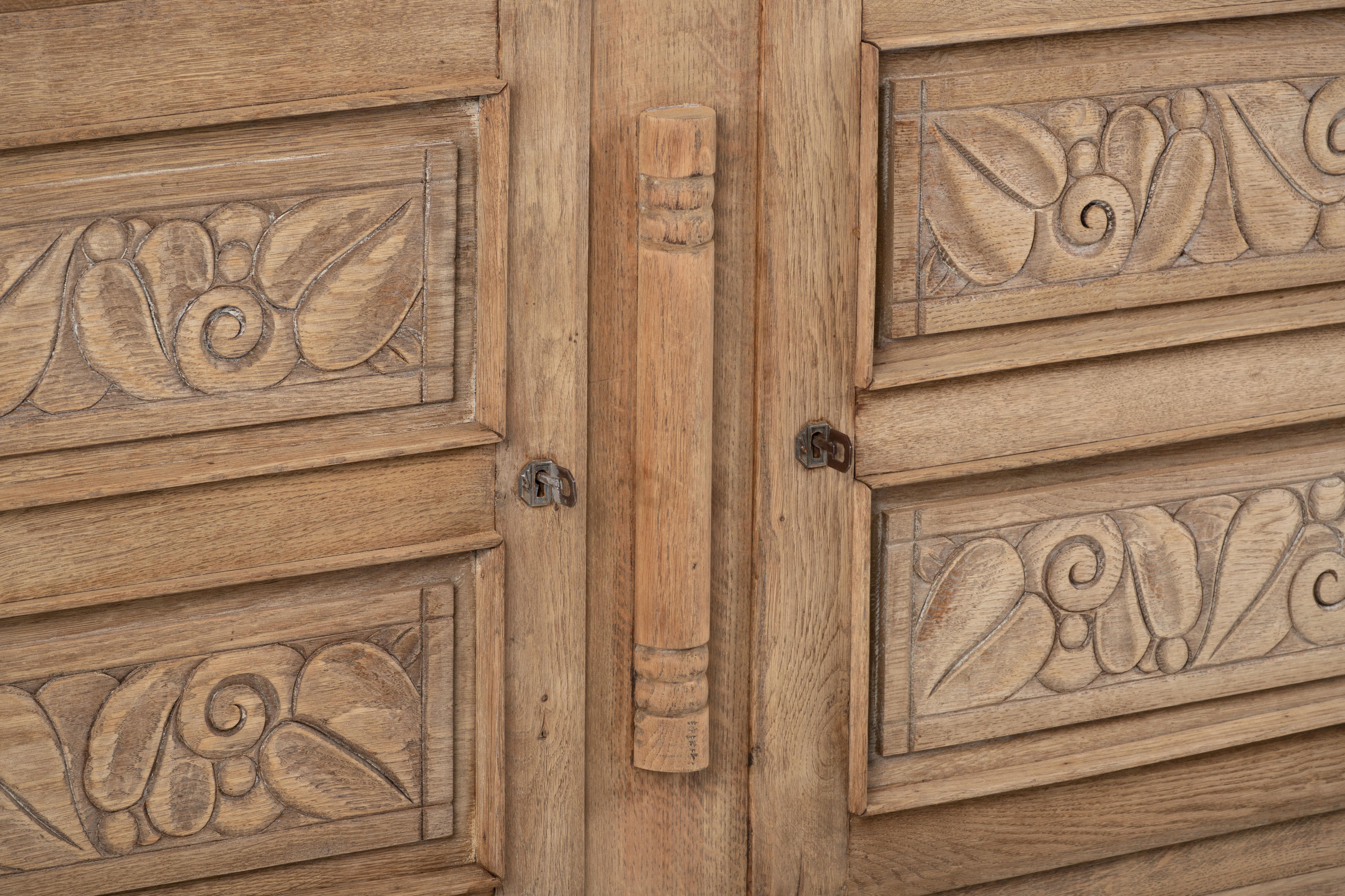 Armoire en chêne massif, France, années 1940 3