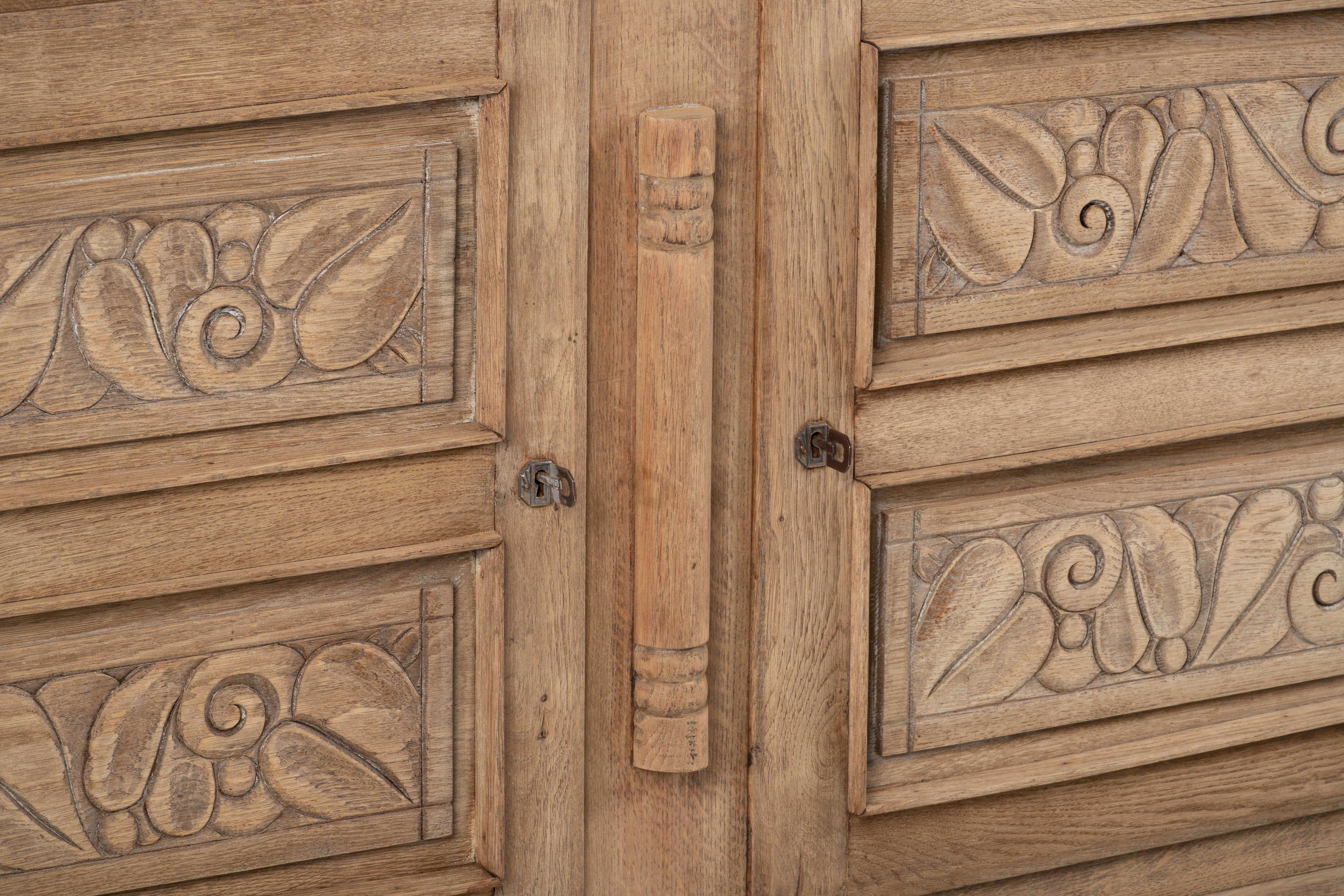 Armoire en chêne massif, France, années 1940 en vente 3