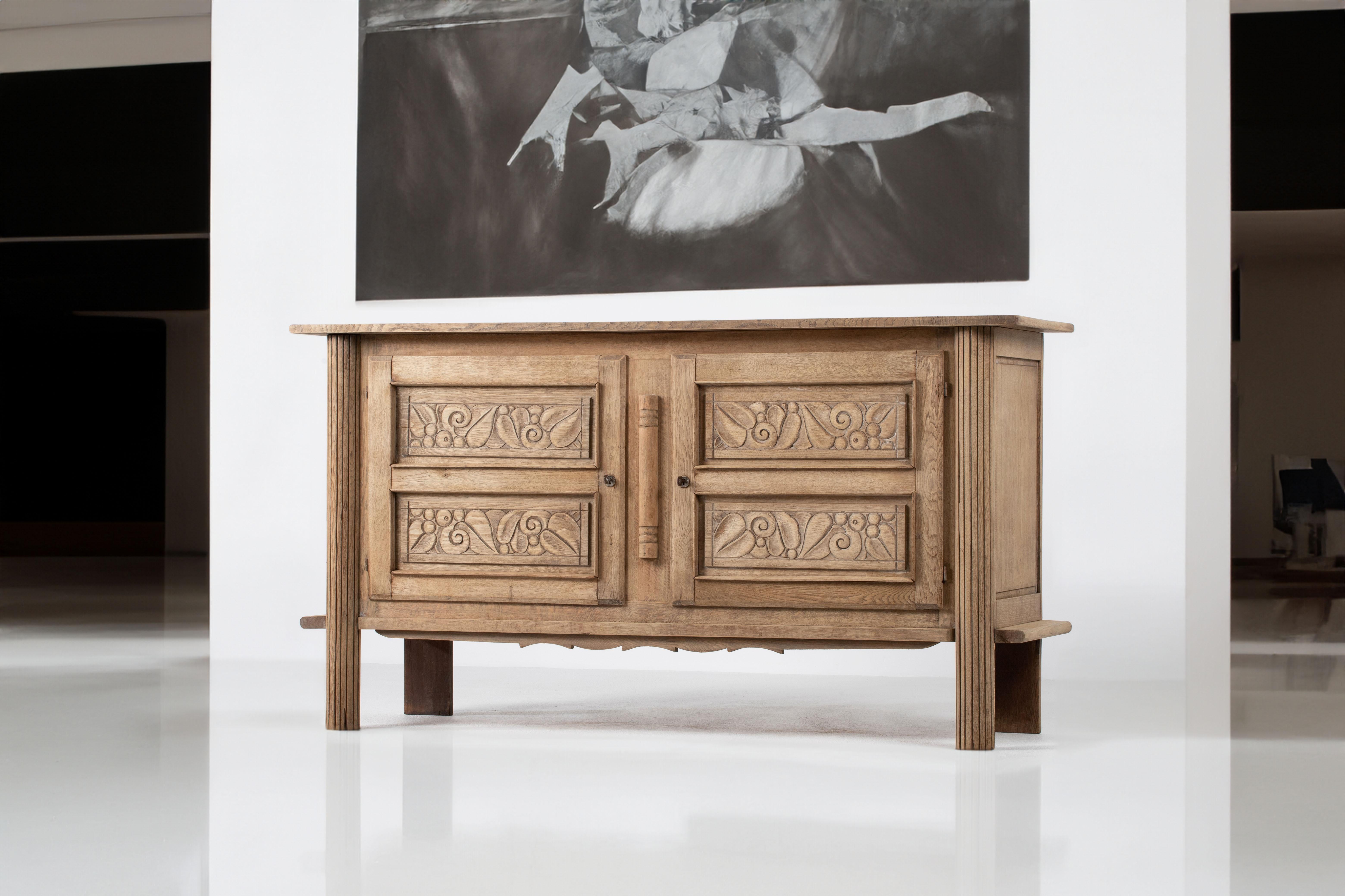 Introducing a captivating vintage oak credenza from 1940s France. This exquisite piece showcases the beauty of solid oak craftsmanship with its elegant design and meticulous attention to detail.

The credenza features two storage facilities