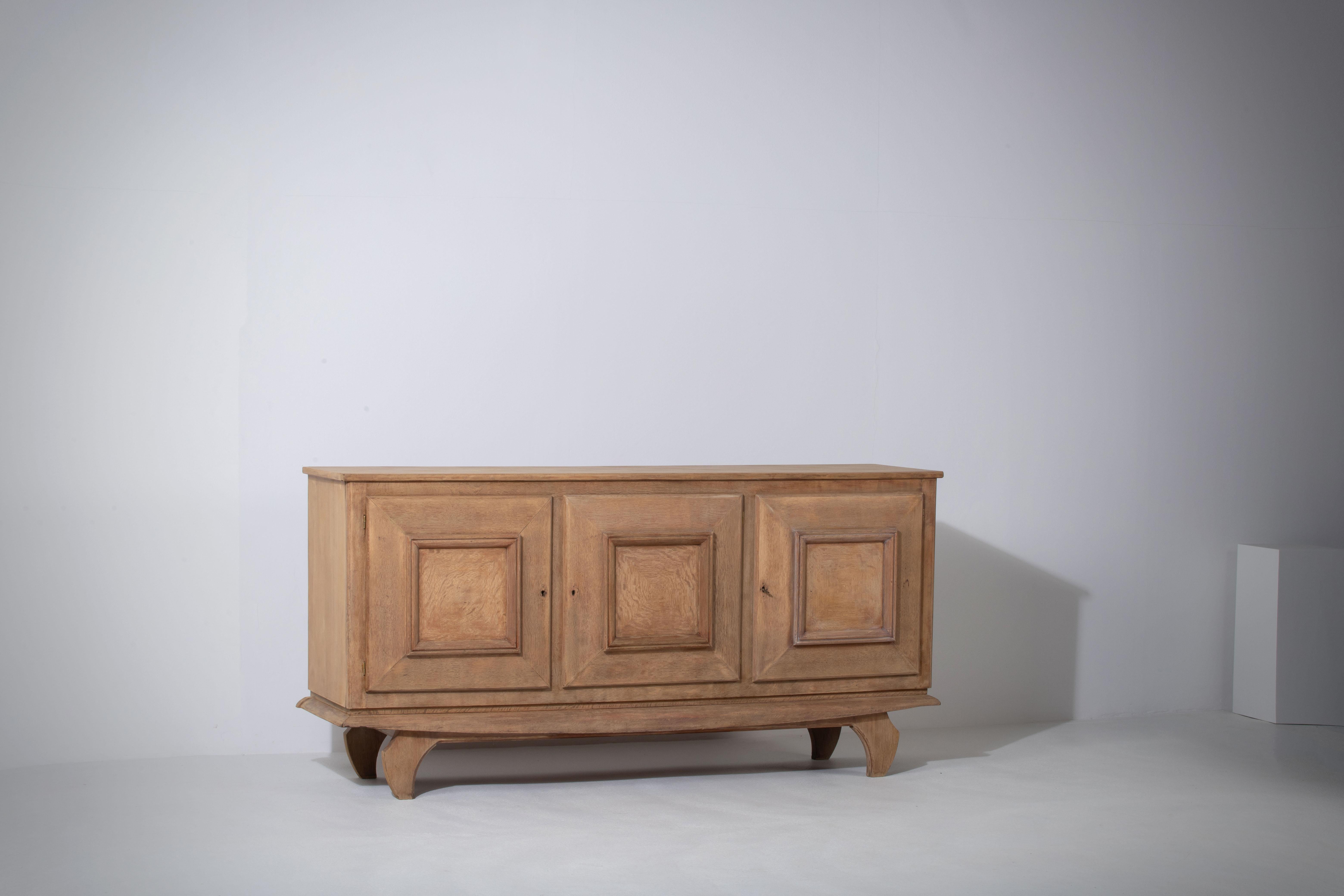 Introducing an elegant oak sideboard from the end of the 1940s, showcasing a timeless design that blends simplicity and authenticity. This captivating piece stands gracefully on curved legs, embodying the refined aesthetic of the era.

Featuring a