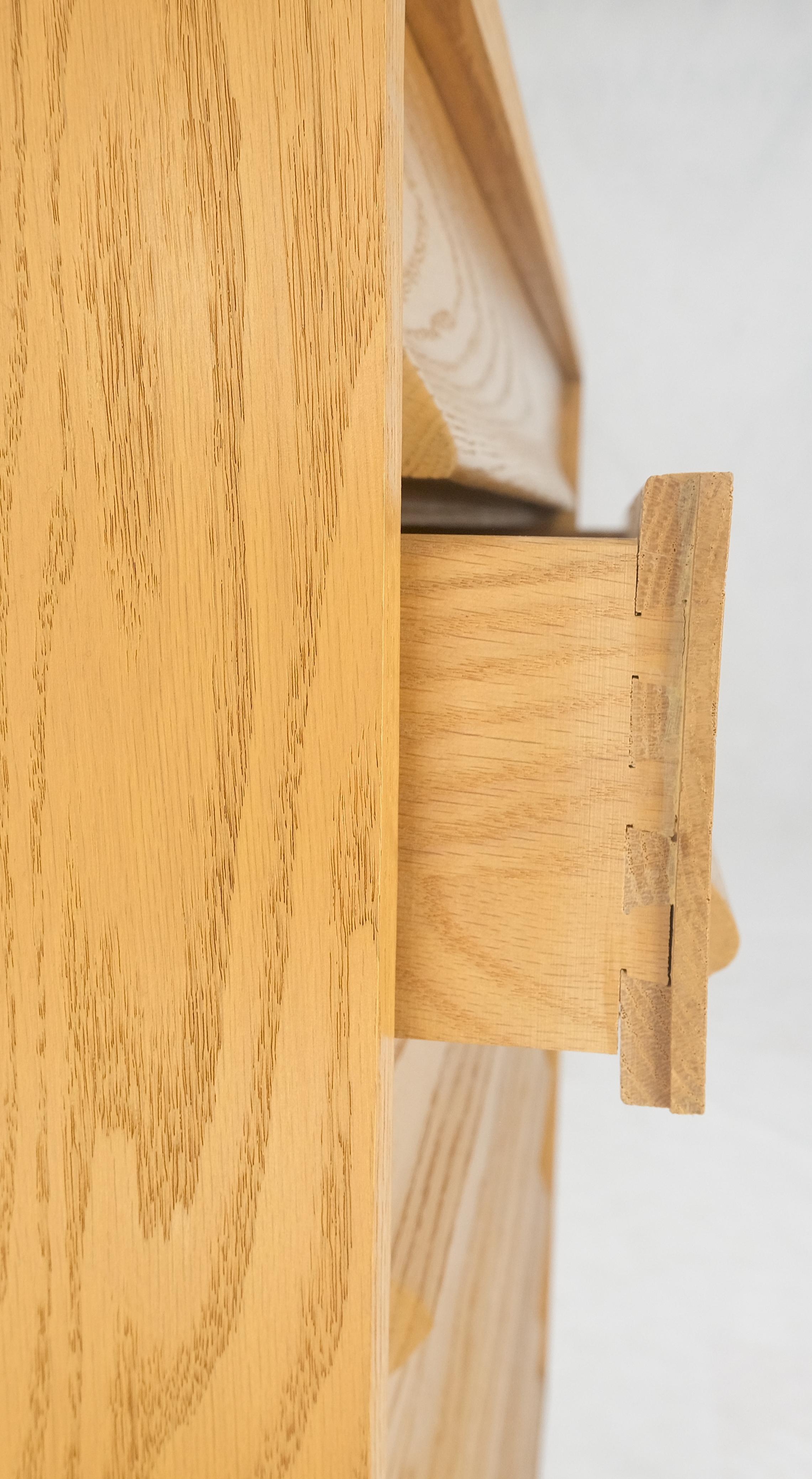 Chêne massif Cerused High Boy Commode 5 tiroirs Dresser Sculptural Legs MINT ! en vente 7