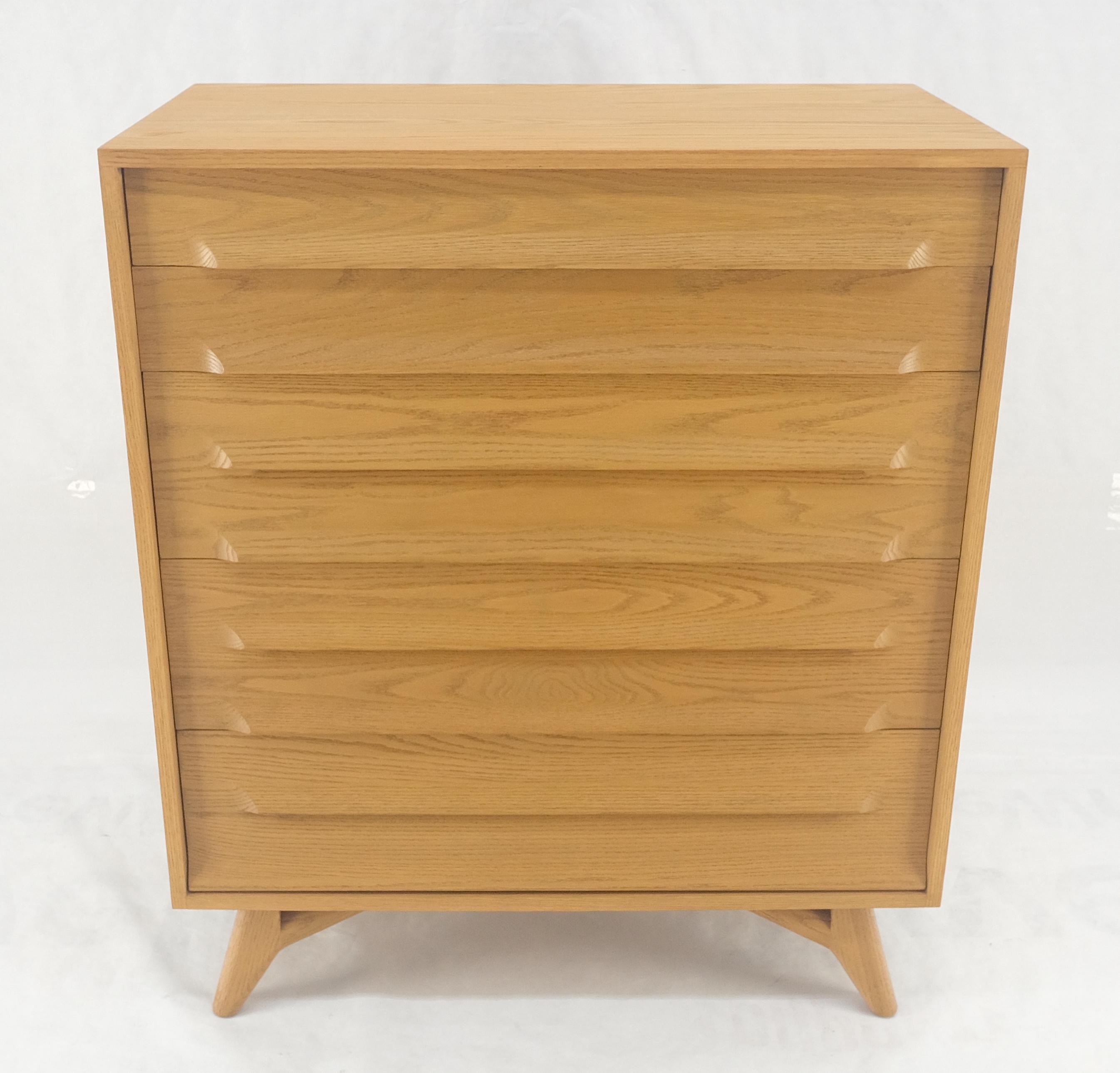 Chêne massif Cerused High Boy Commode 5 tiroirs Dresser Sculptural Legs MINT ! Excellent état - En vente à Rockaway, NJ