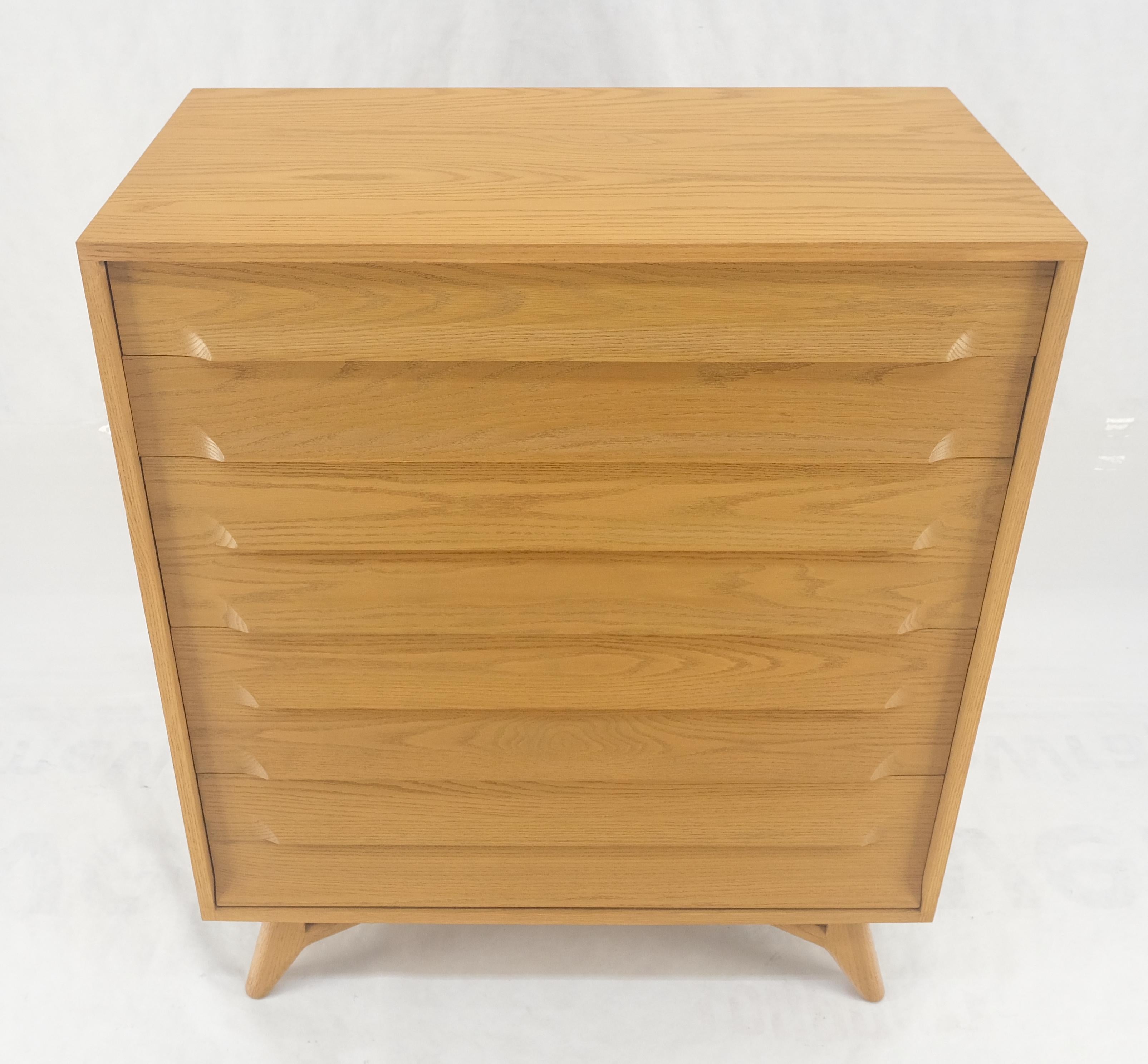 20ième siècle Chêne massif Cerused High Boy Commode 5 tiroirs Dresser Sculptural Legs MINT ! en vente