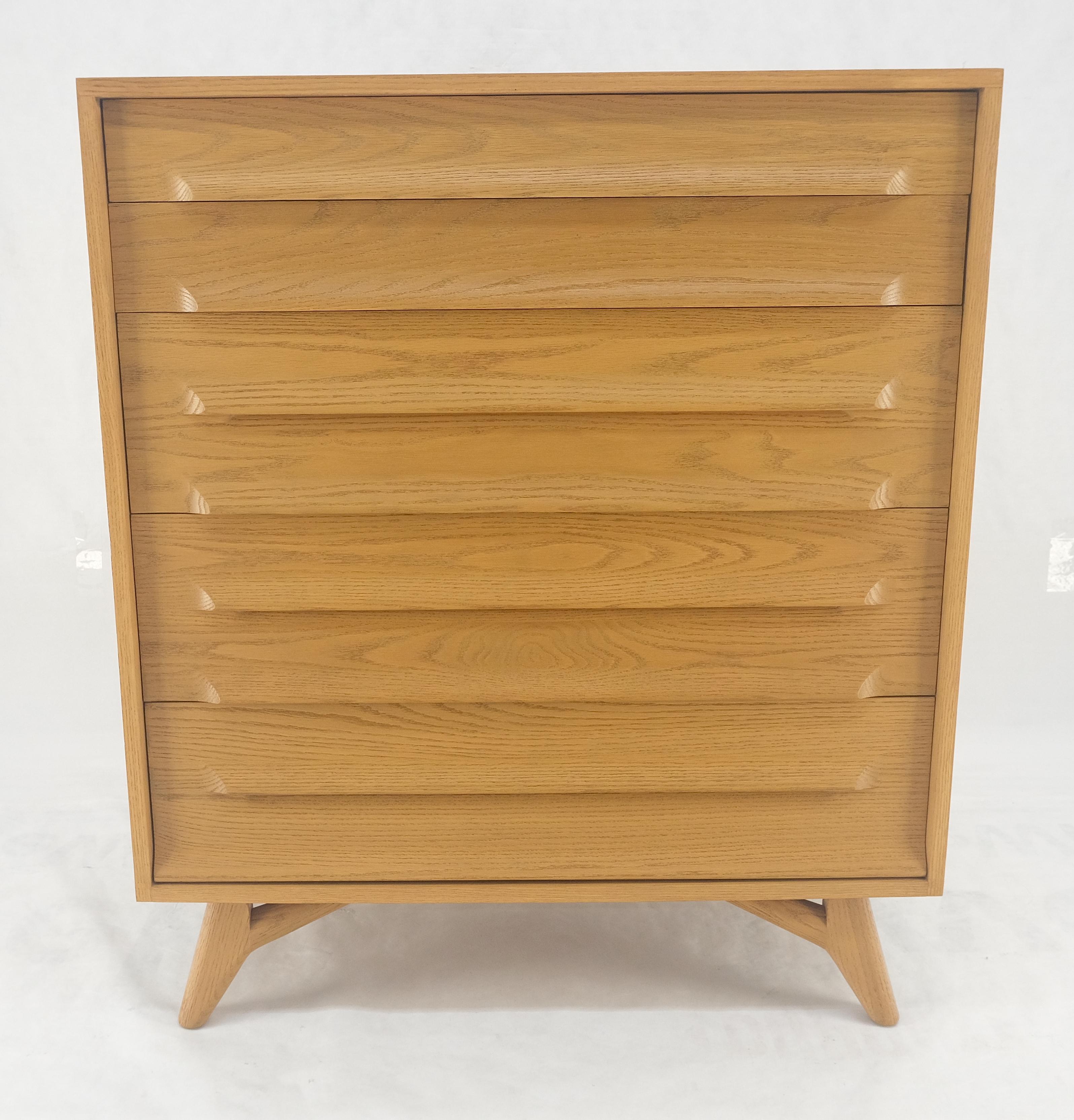 Chêne massif Cerused High Boy Commode 5 tiroirs Dresser Sculptural Legs MINT ! en vente 1