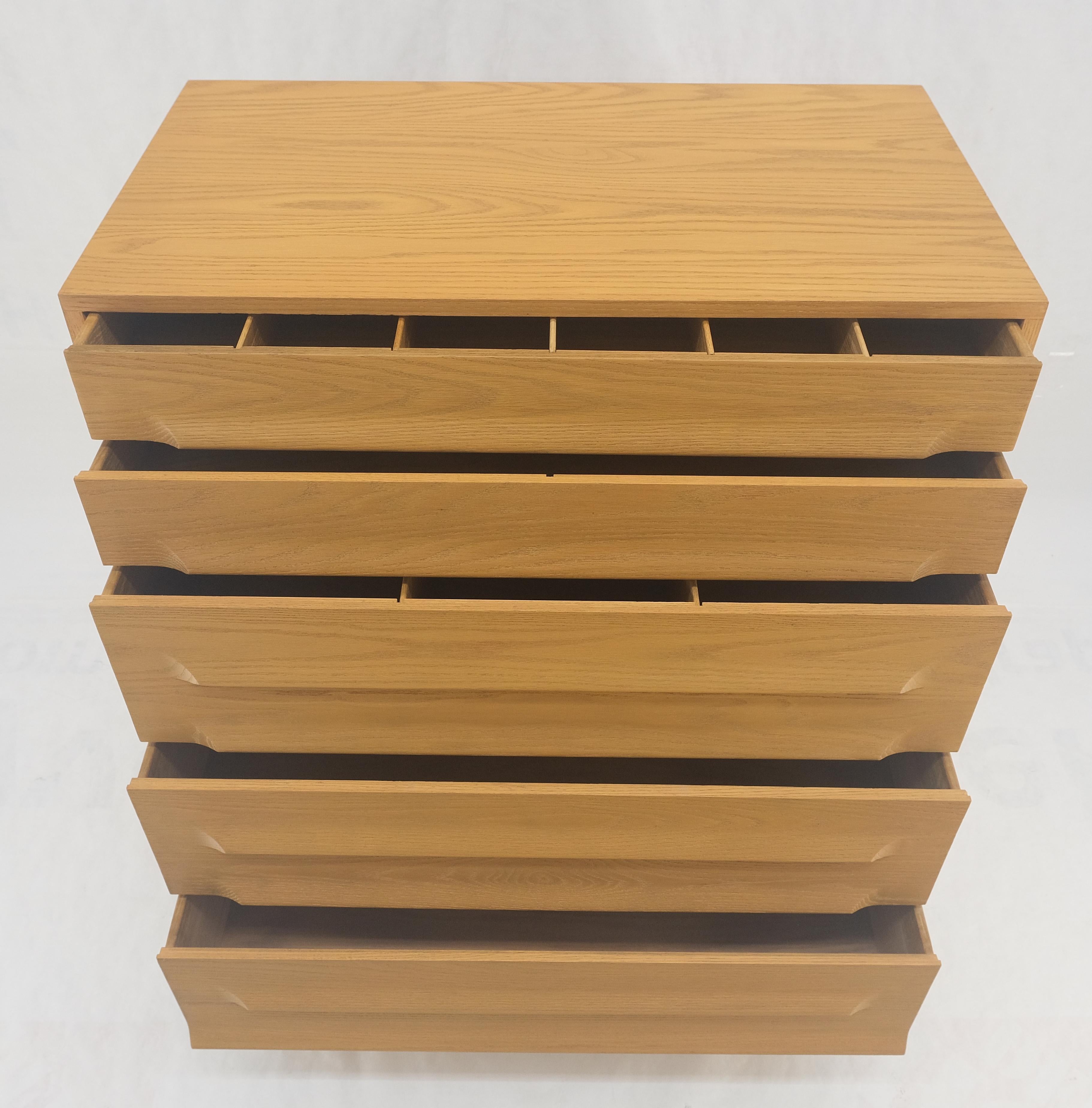 Chêne massif Cerused High Boy Commode 5 tiroirs Dresser Sculptural Legs MINT ! en vente 4