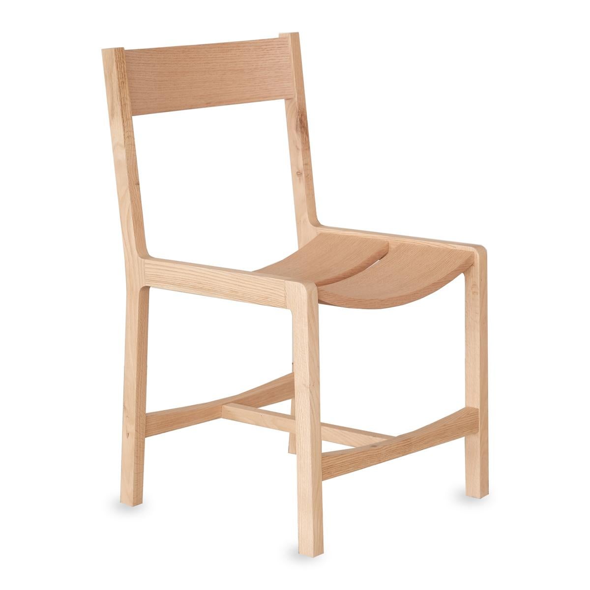 Der handgefertigte Massivholzhocker ist eine moderne Sitzlösung, die den einzigartigen Designansatz von Ananas widerspiegelt. Dieser massive Stuhl im skandinavischen Stil ist aus 100% natürlichem Eichenholz gefertigt und zeichnet sich durch seine