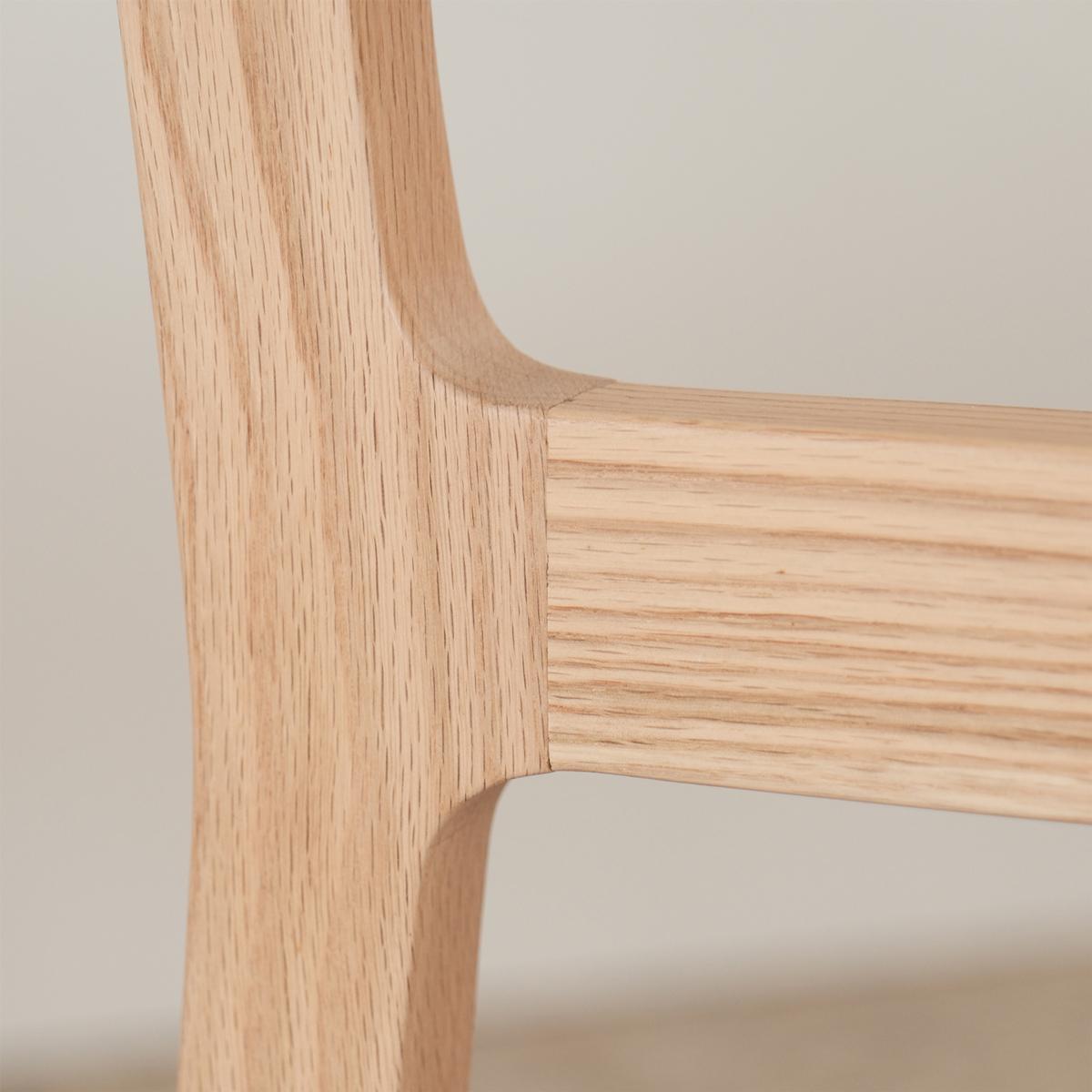 Massiv Eiche Stuhl 2 - BENT (Moderne) im Angebot