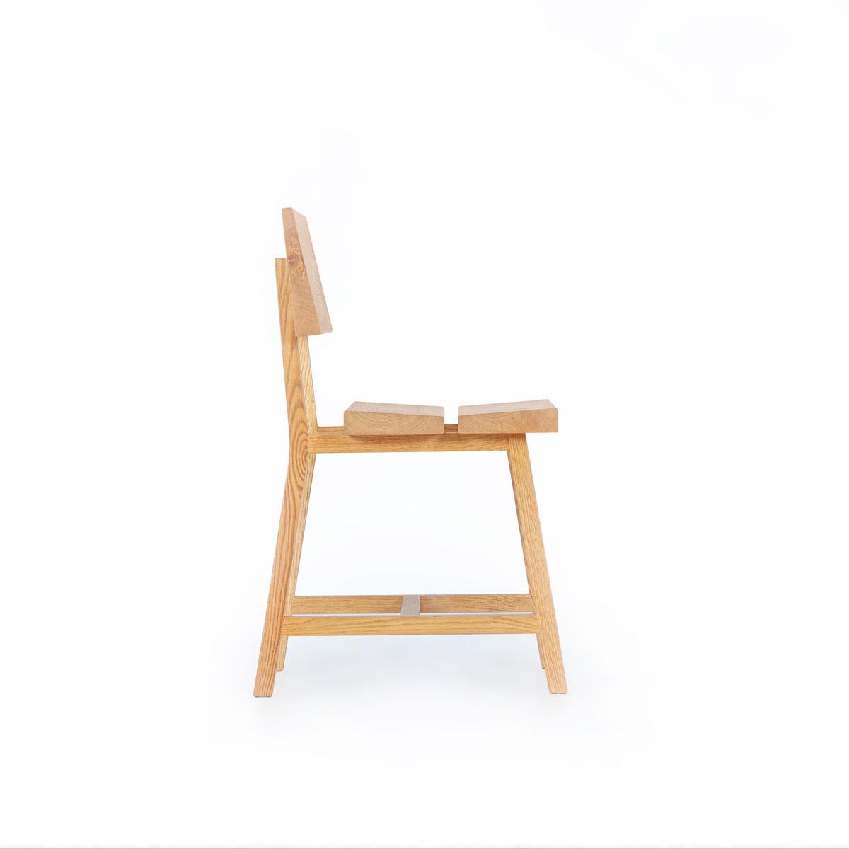 The Solid Oak Chair with Backrest – PI is an elegant piece crafted from natural materials and fine craftsmanship, making it a standout in the PI series. Entirely handmade, this chair combines the strength of oak wood with a comfortable seating