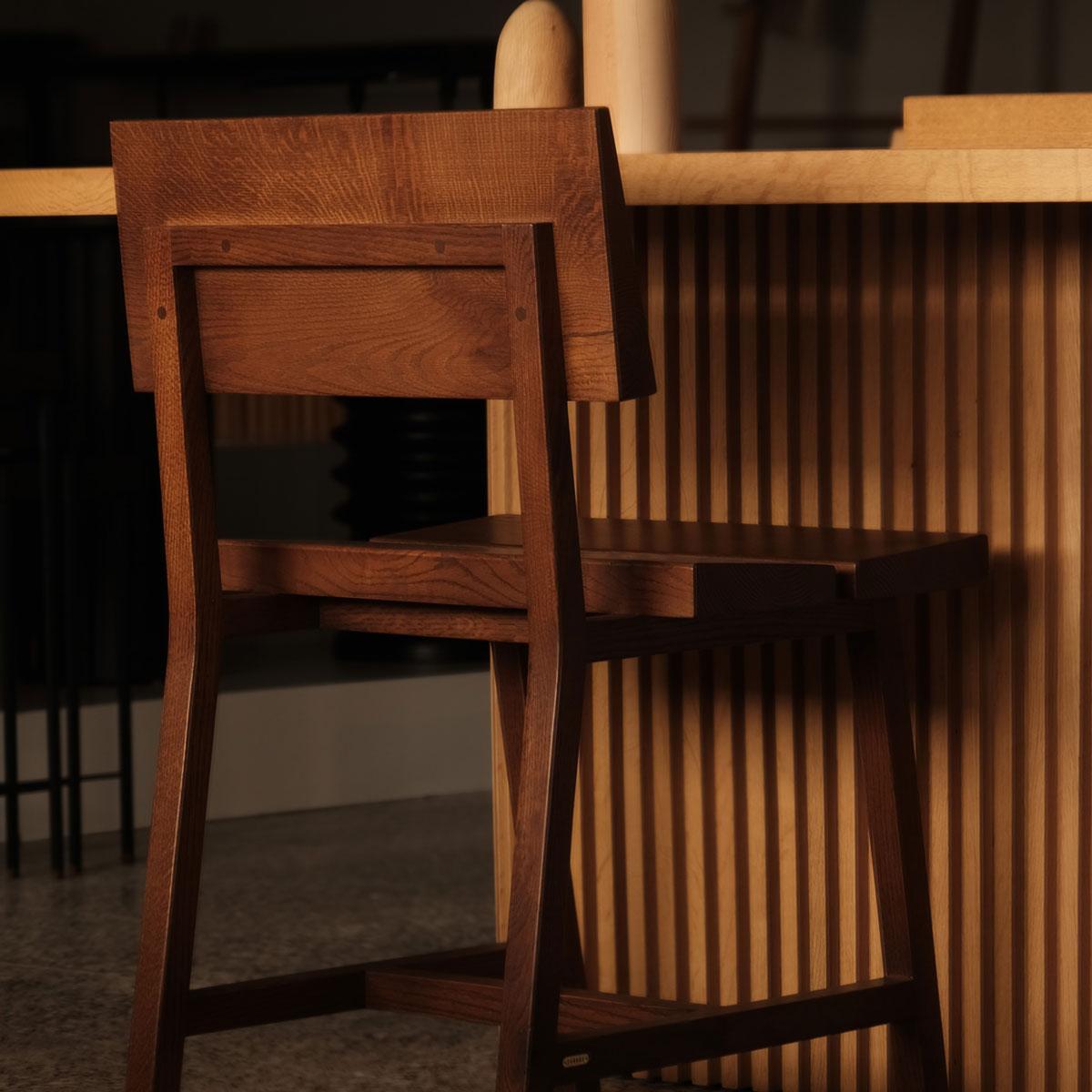 Der Stuhl aus massiver Eiche mit Rückenlehne - PI ist ein elegantes Stück aus natürlichen Materialien und feiner Handwerkskunst, was ihn zu einem herausragenden Mitglied der PI-Serie macht. Dieser vollständig handgefertigte Stuhl verbindet die