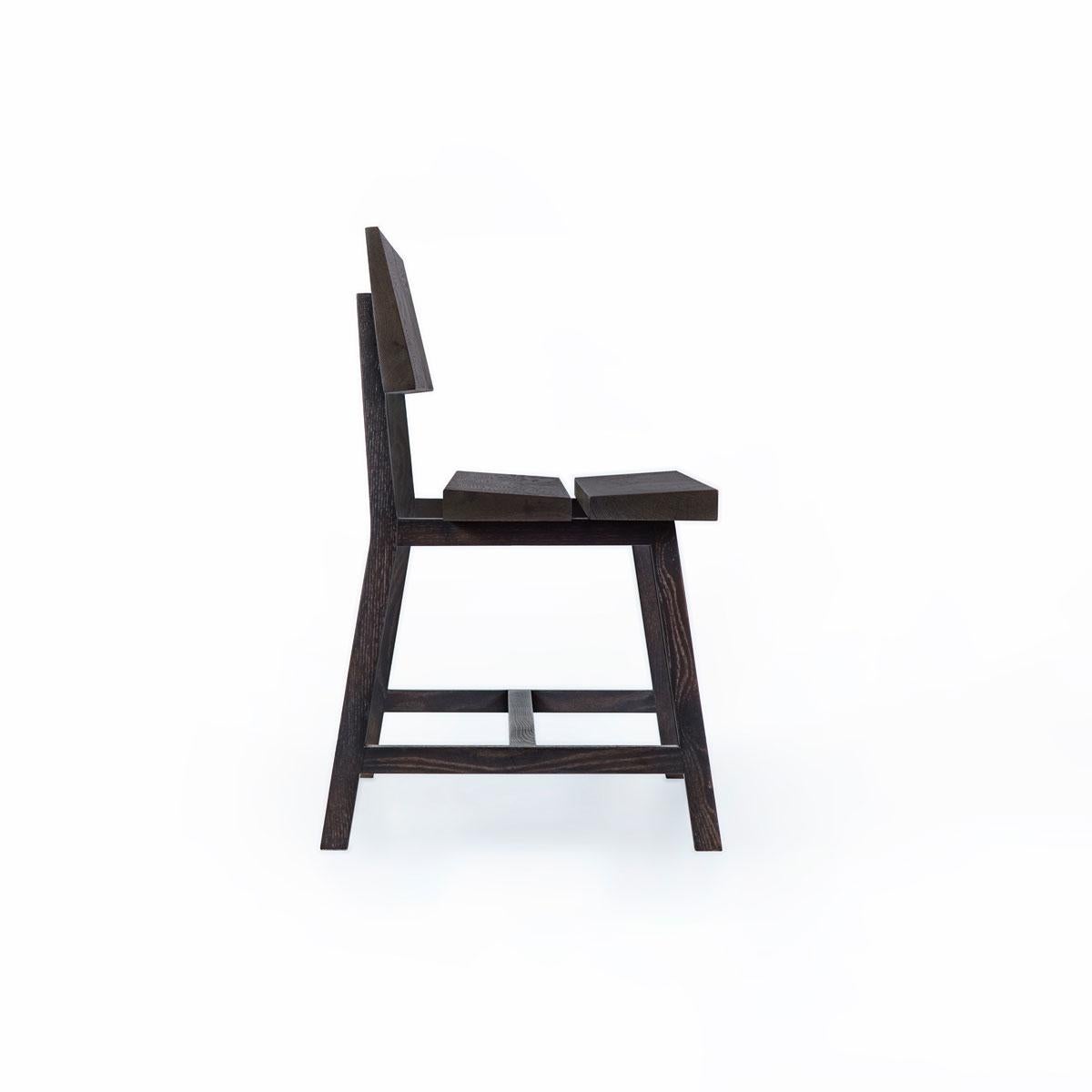 The Solid Oak Chair with Backrest – PI is an elegant piece crafted from natural materials and fine craftsmanship, making it a standout in the PI series. Entirely handmade, this chair combines the strength of oak wood with a comfortable seating