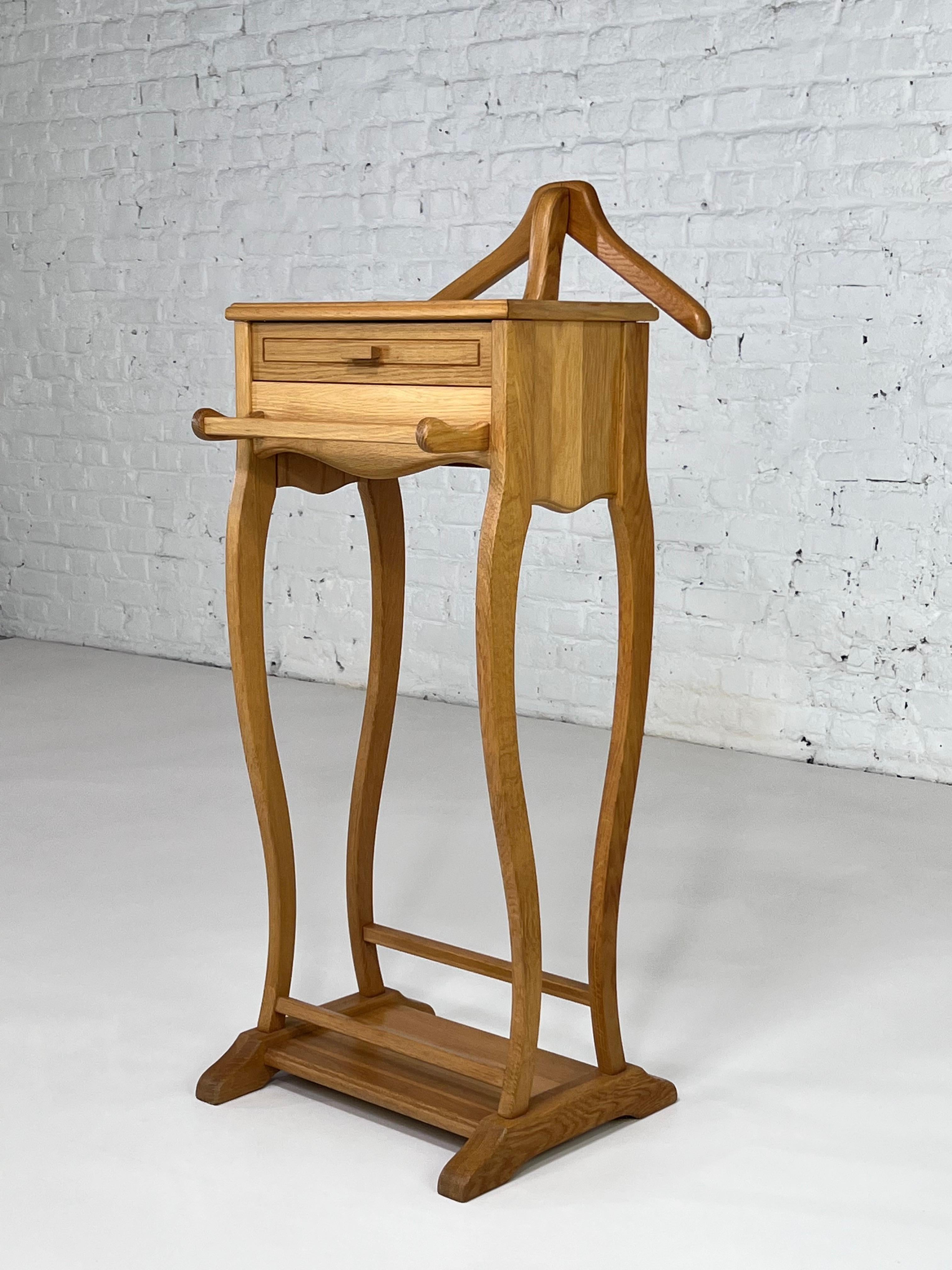 Design, graphic and pratical this Solid Oak Clothes Valet is in perfect condition.