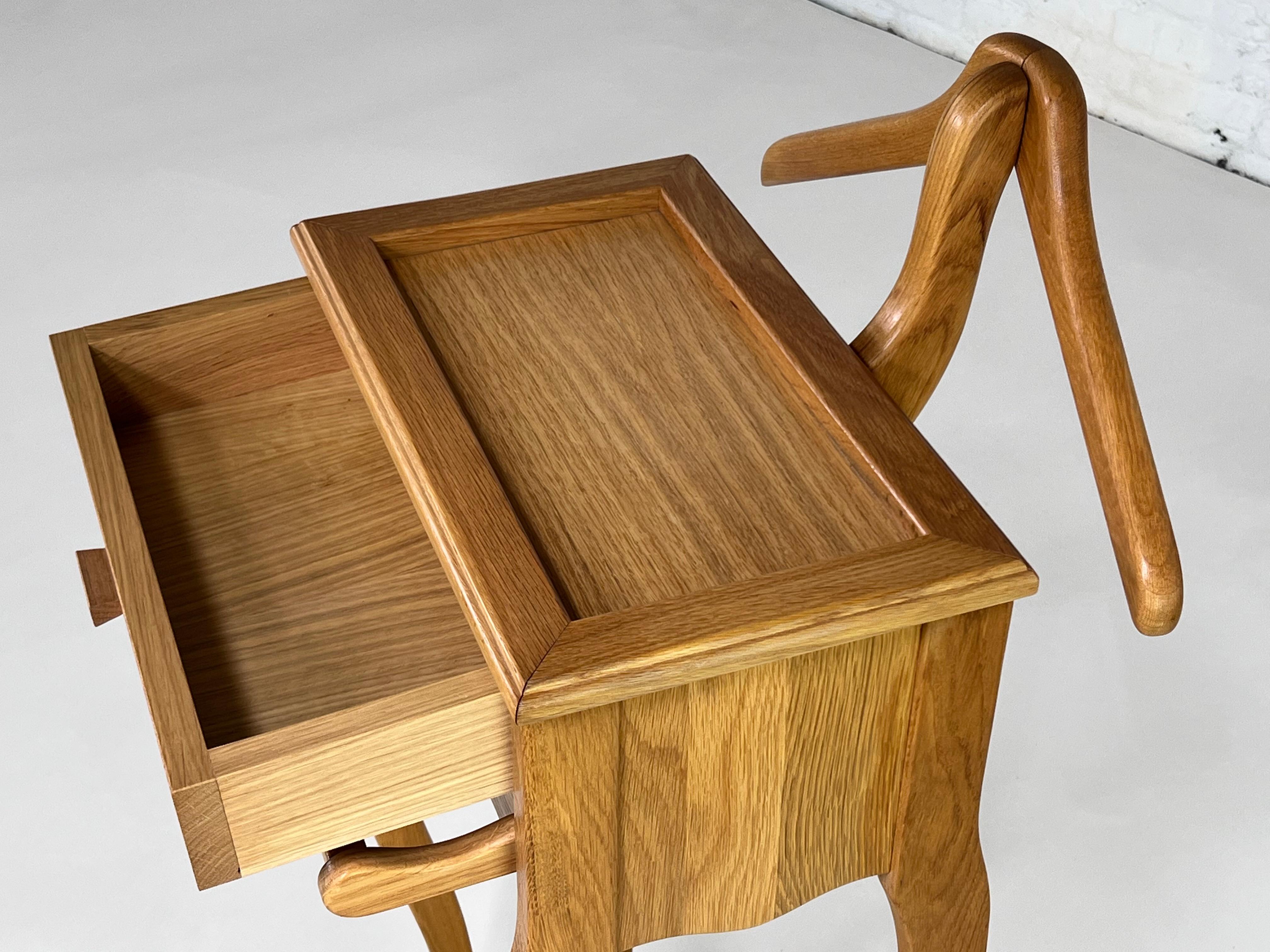 Solid Oak Clothes Valet In Excellent Condition For Sale In Tourcoing, FR