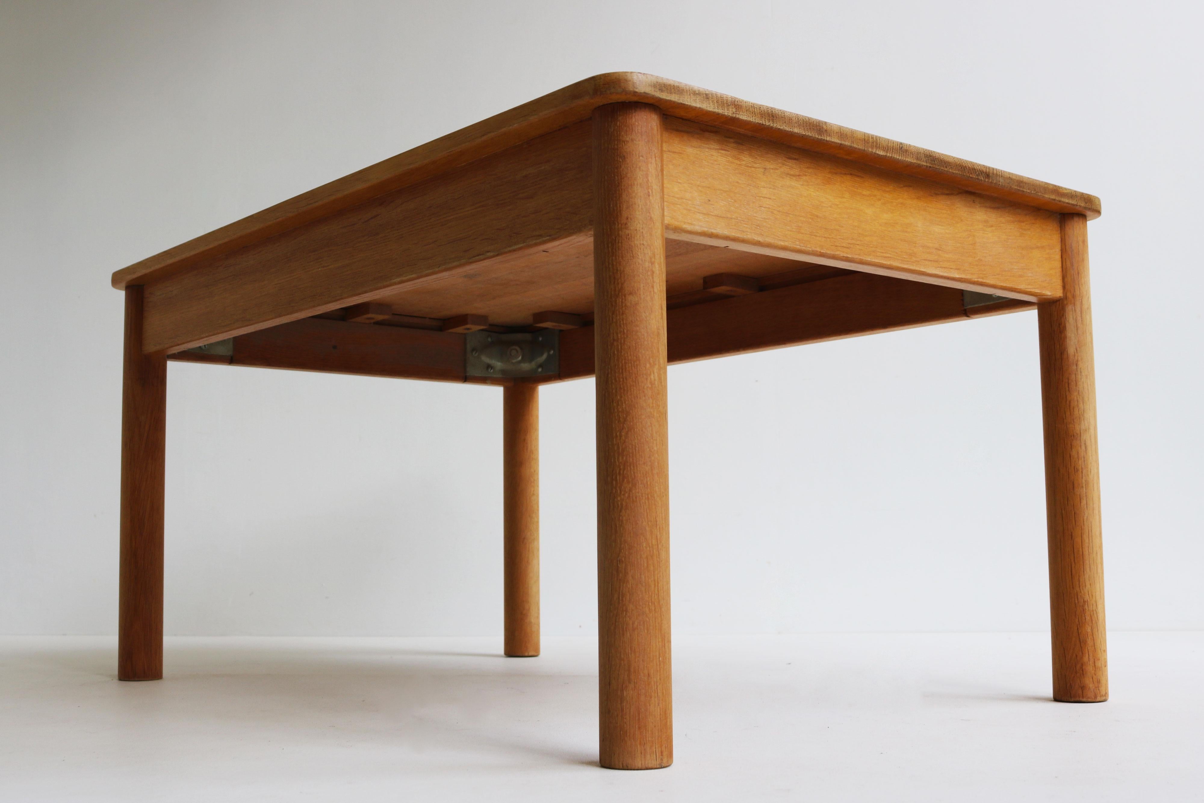 Solid oak coffee table Model: 5350 by Borge Mogensen 1950 Shaker syle side table For Sale 3
