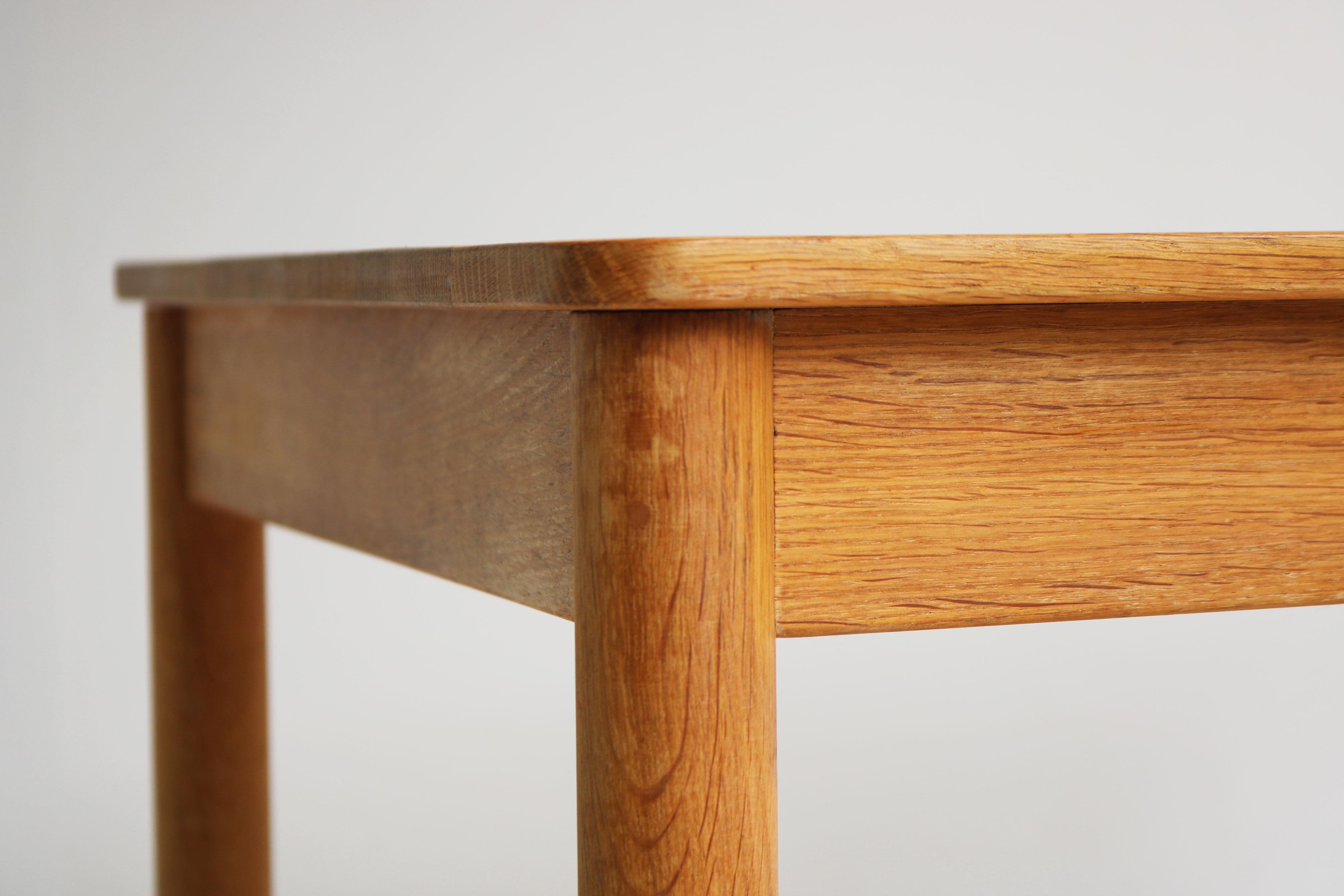 Sophistiqué et intemporel ! Cette rare table basse 5350, modèle classique du design danois, a été conçue par Børge Mogensen pour Fredericia Stolefabrik A/S, Danemark, dans les années 1950. Magnifique design du milieu du siècle dans le célèbre style
