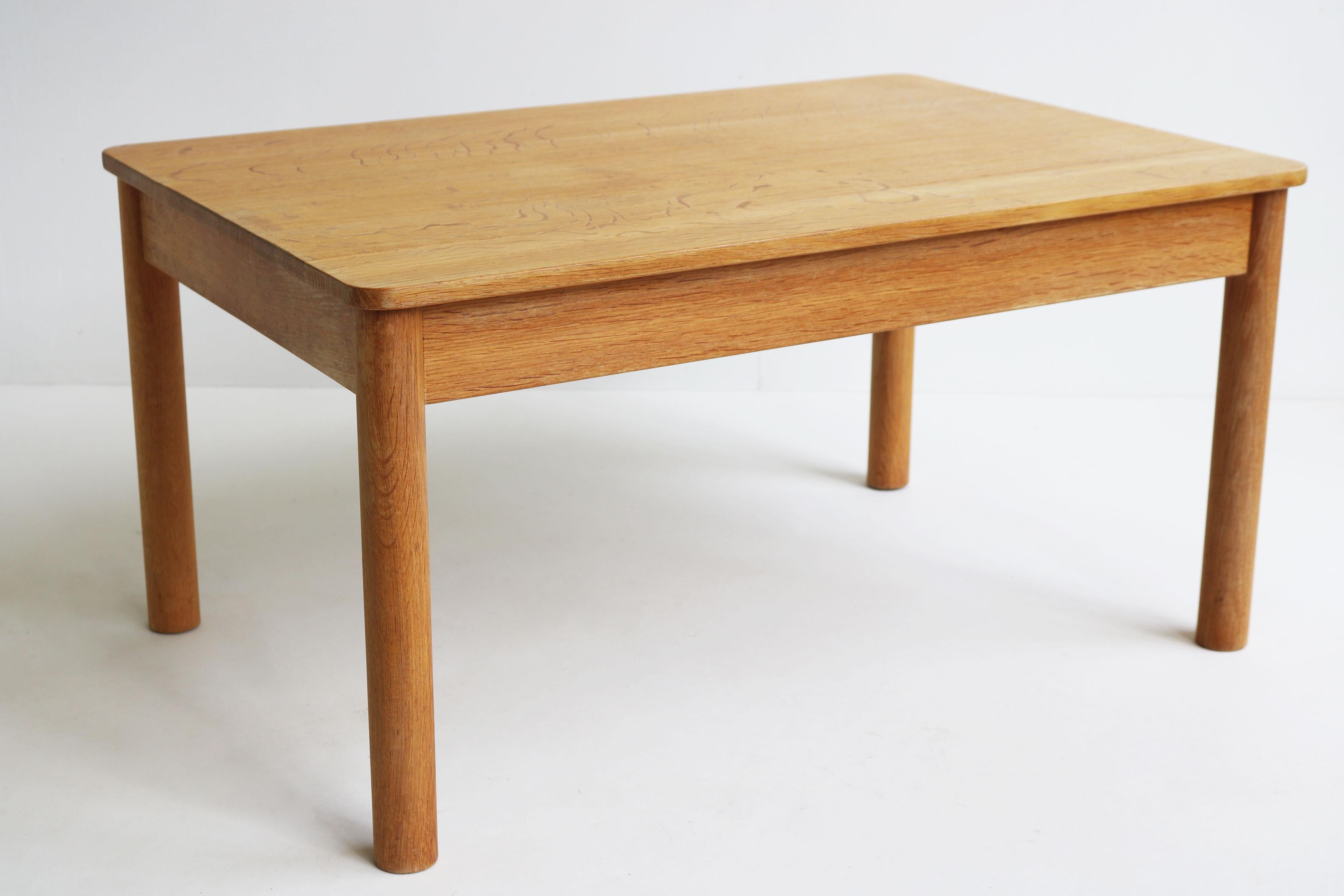 Danish Solid oak coffee table Model: 5350 by Borge Mogensen 1950 Shaker syle side table For Sale