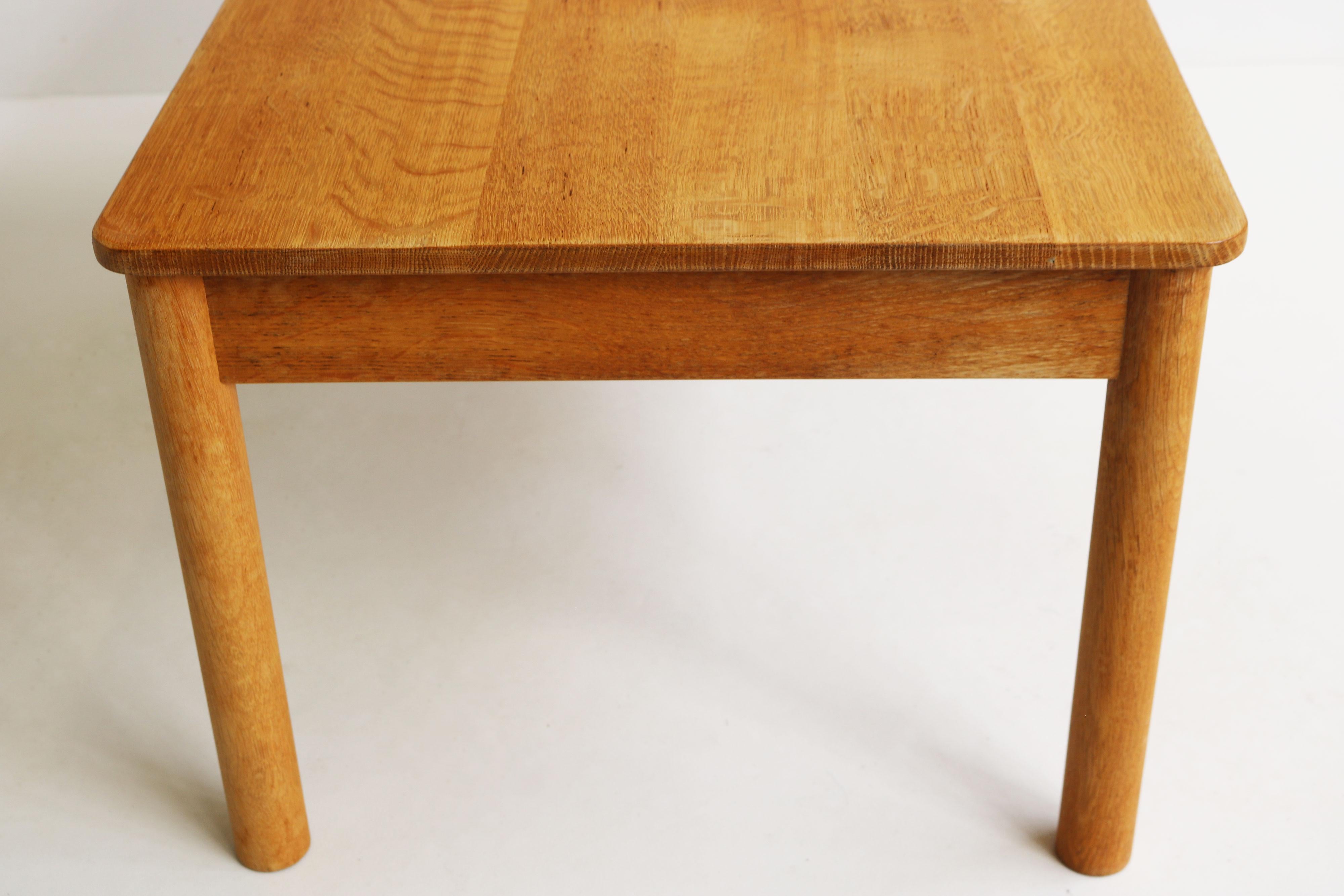 Solid oak coffee table Model: 5350 by Borge Mogensen 1950 Shaker syle side table In Good Condition For Sale In Ijzendijke, NL