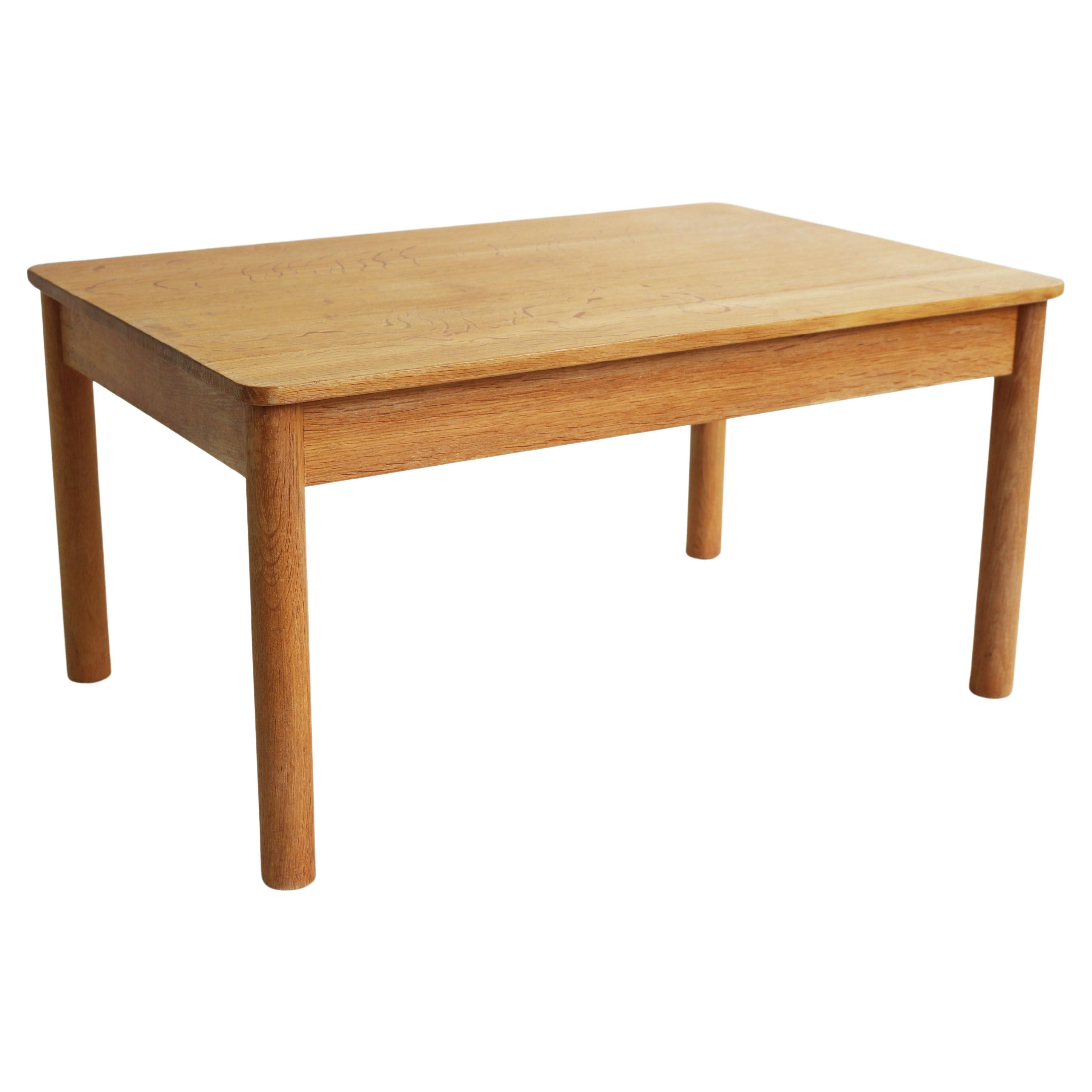 Solid oak coffee table Model: 5350 by Borge Mogensen 1950 Shaker syle side table For Sale