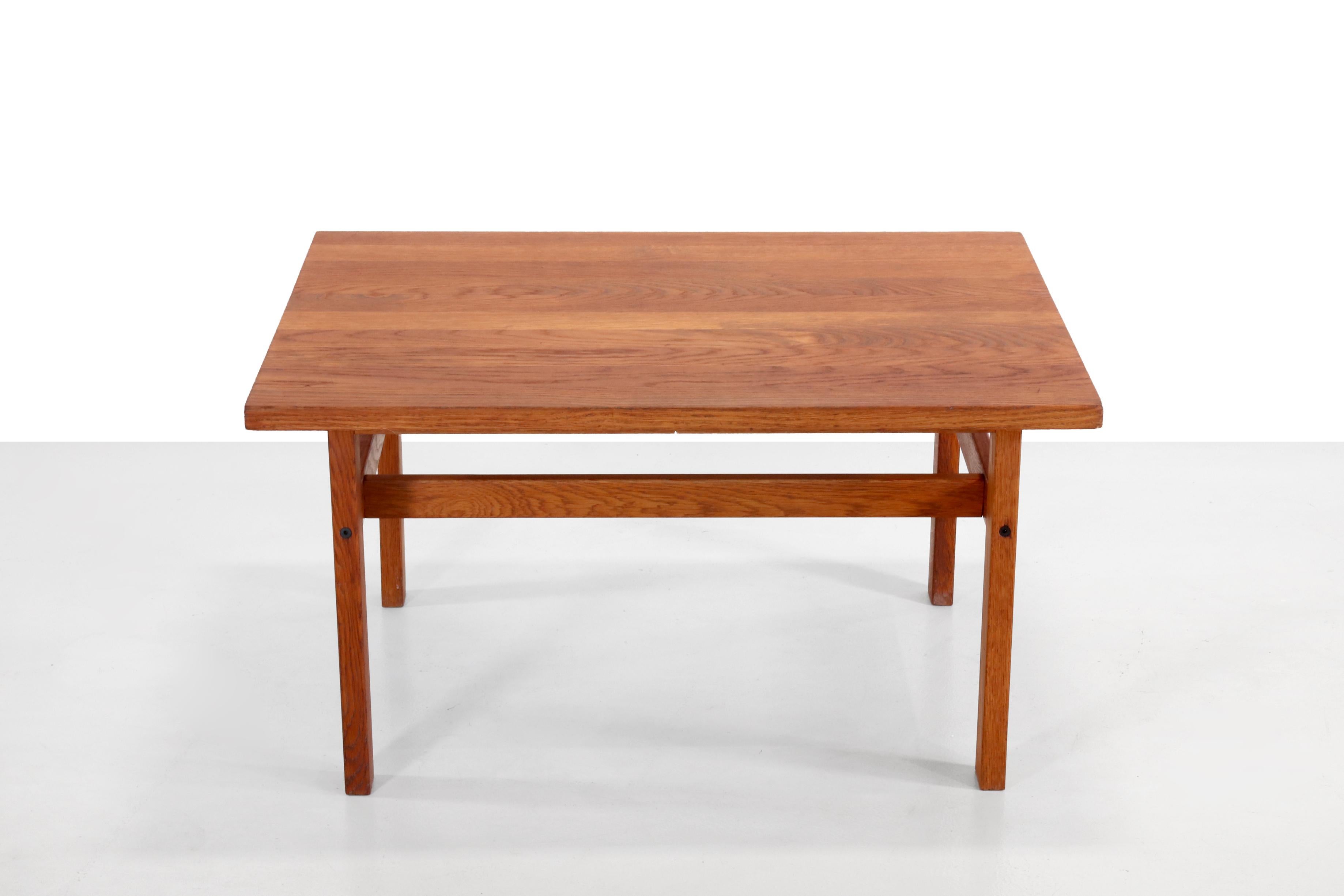 Schöner massiver Eichenholztisch FDB mit dänischer Möbelmarke und mit der Modellnummer 240. 
Dieser Couchtisch oder Beistelltisch im Shaker-Stil ist 85 cm breit, 64,5 cm tief und 45 cm hoch.