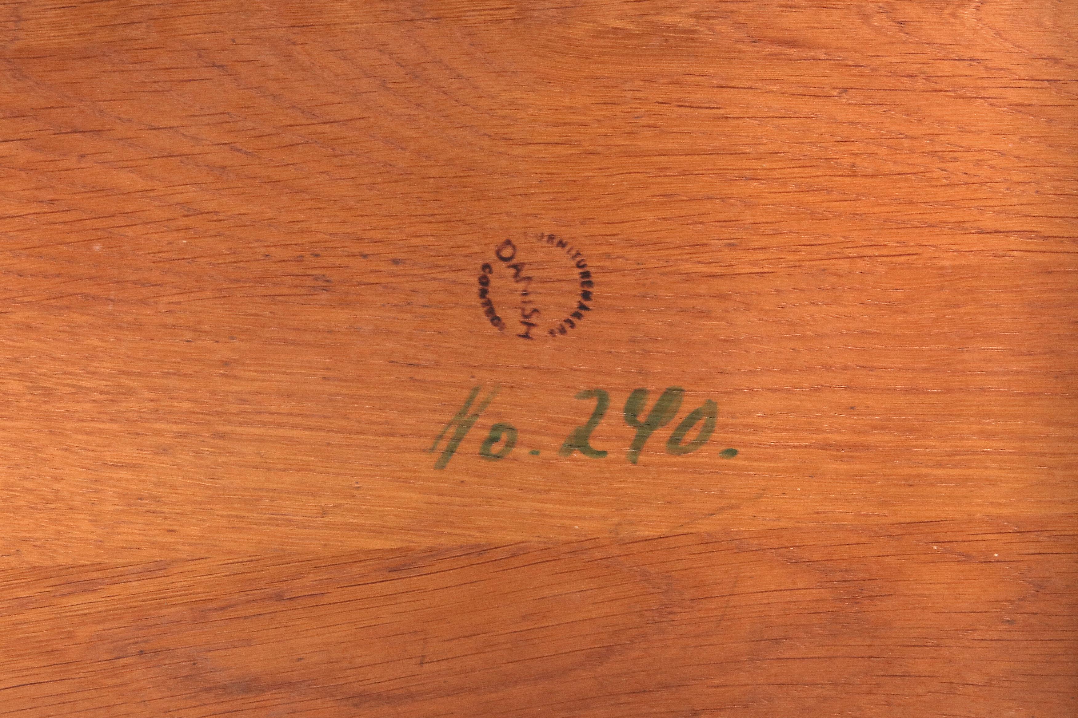 Table basse ou table d'appoint en chêne massif de FDB Mobler Modèle No.240, années 1950, Danemark Bon état - En vente à Amsterdam, Noord Holland