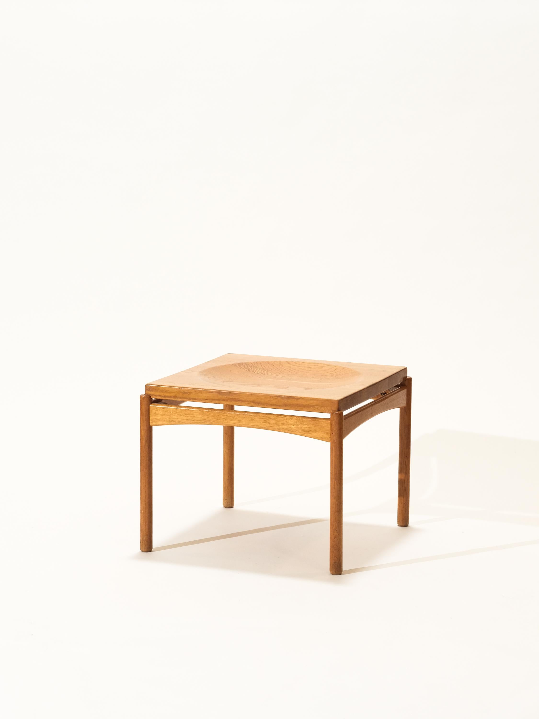 Oak coffee table designed by Gunnar Myrstrand for Källemo, Sweden circa 1960s.

A robust yet elegant blonde coffee table. A thick solid oak top on a solid oak frame that shows off the beautiful wood grain. Top can be flipped, other side is a tray
