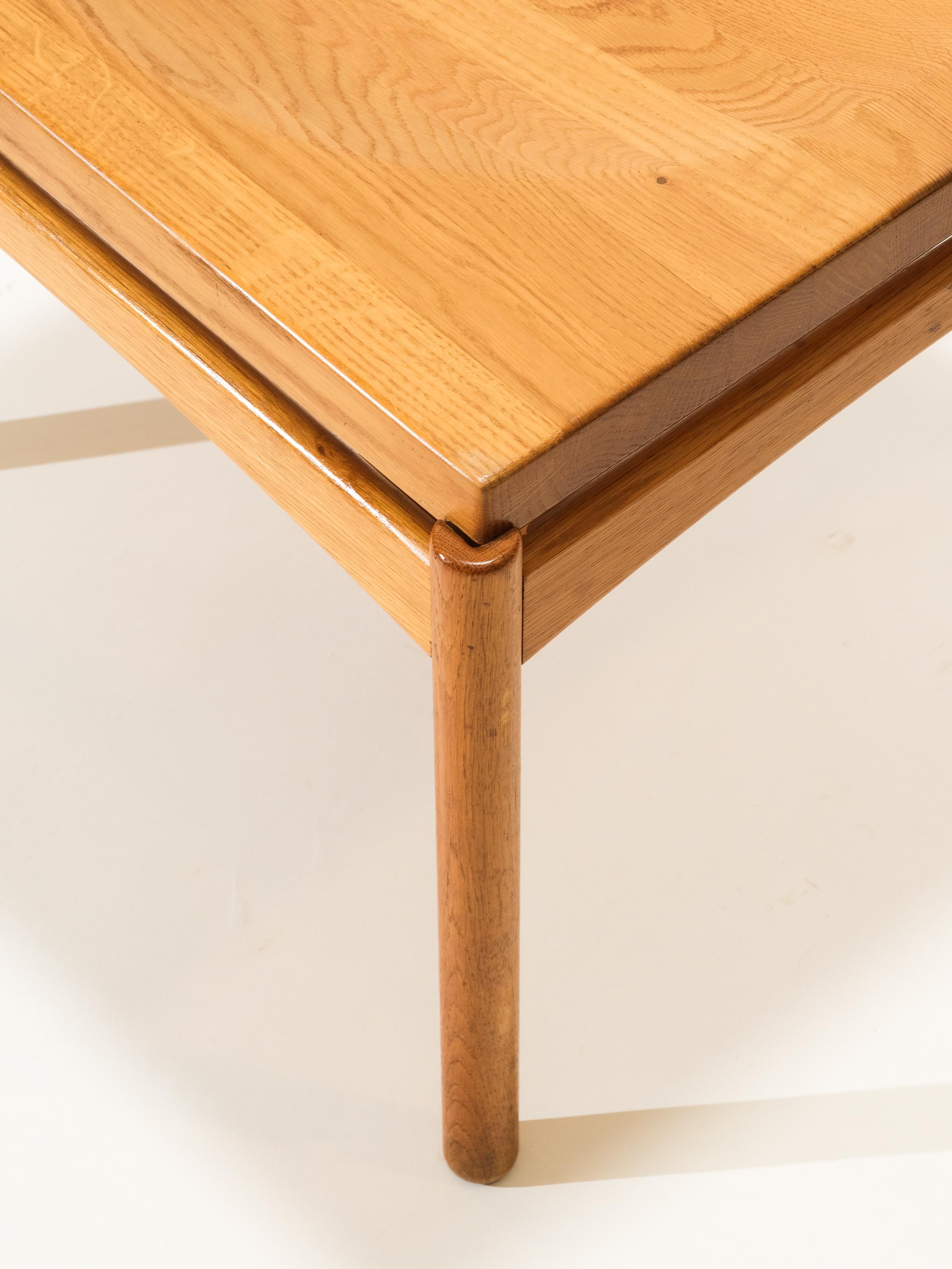 Solid Oak Coffee/Tray Table by Gunnar Myrstrand for Källemo, Sweden, 1960s In Good Condition For Sale In Helsinki, FI