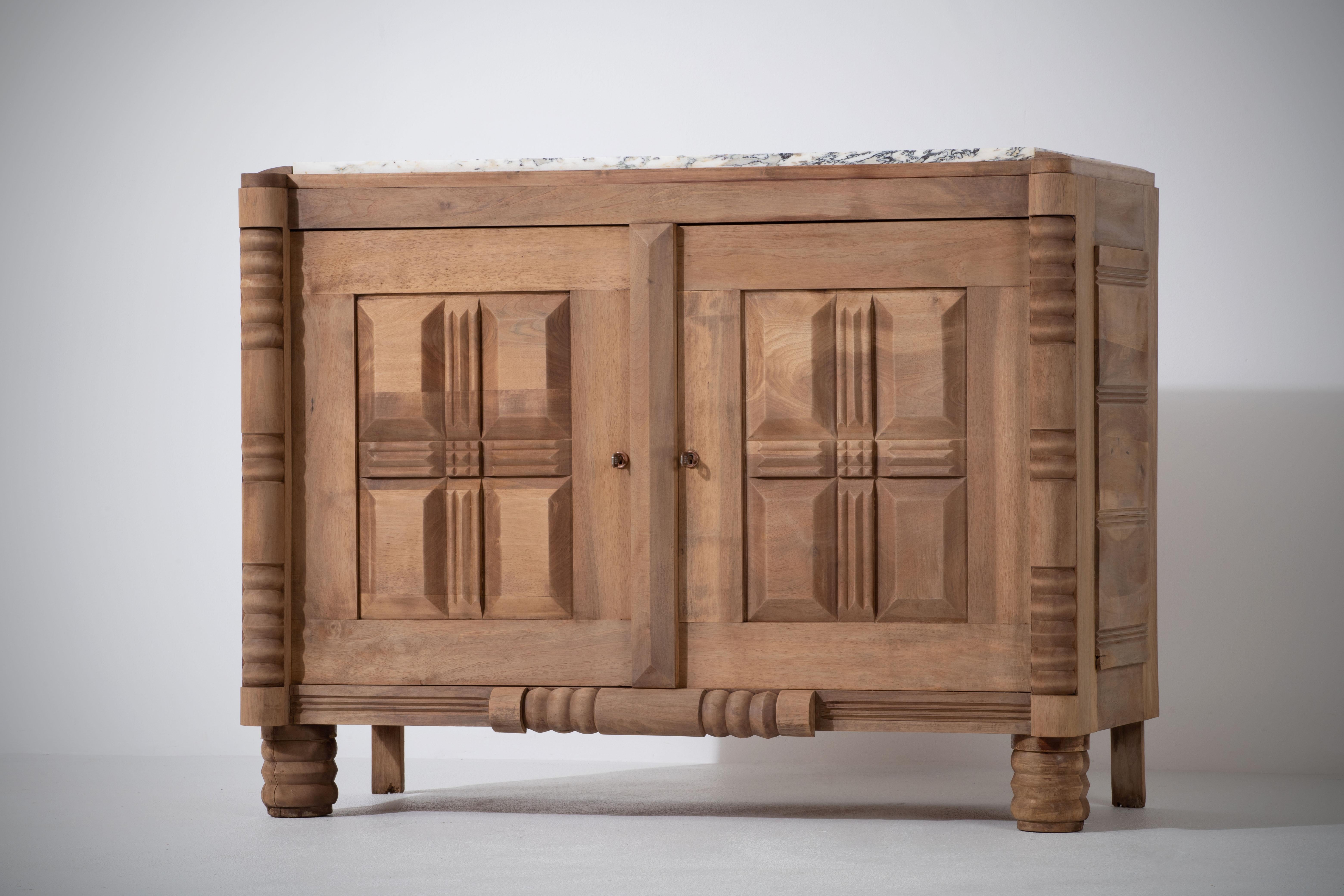 Crédence, chêne massif, France, années 1940.
Buffet Art Déco Brutalist. 
La crédence est composée de deux espaces de rangement et recouverte de portes au design très détaillé et d'un plateau en marbre.

