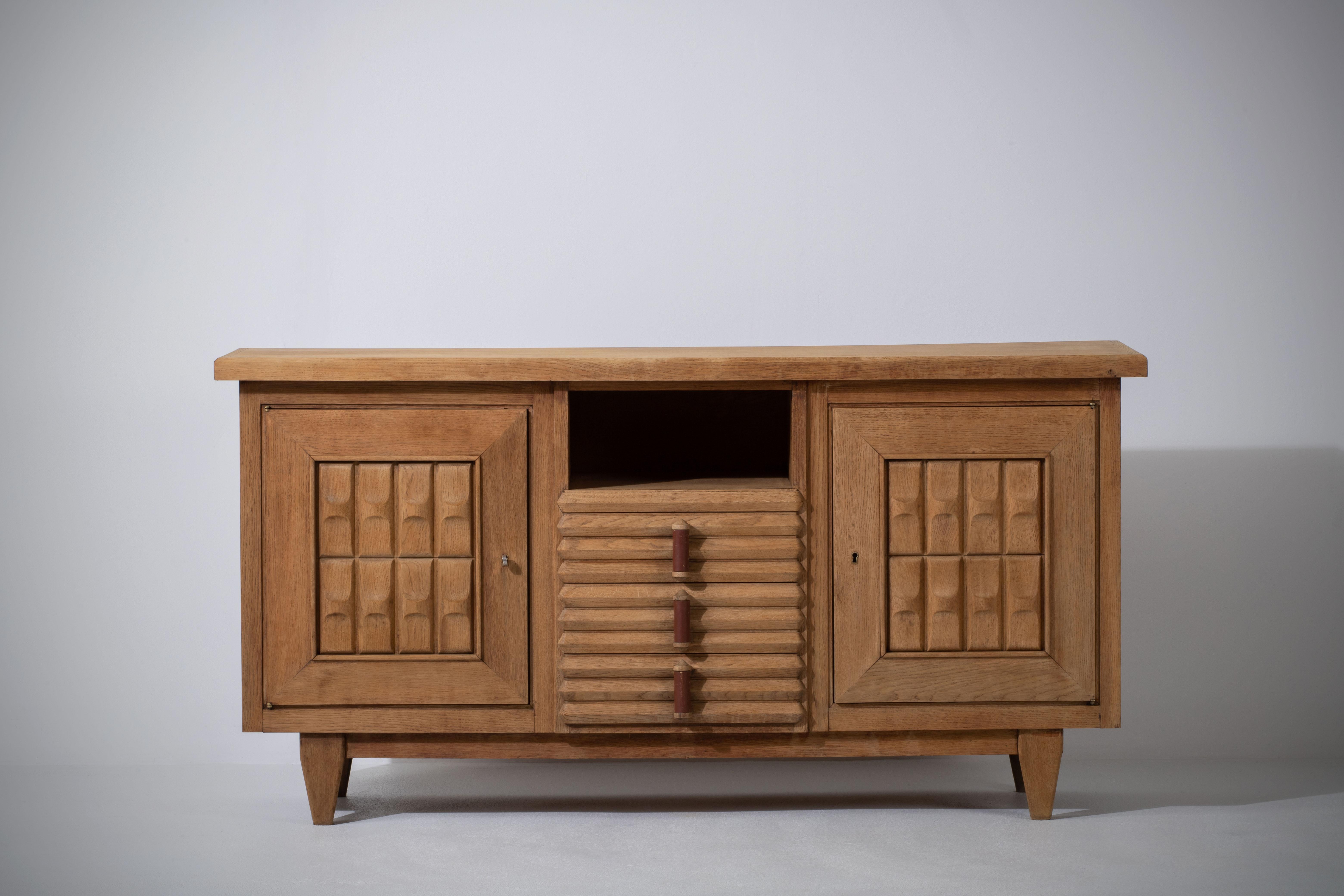 Solid Oak Credenza with Graphic Details, France, 1940s In Good Condition For Sale In Wiesbaden, DE