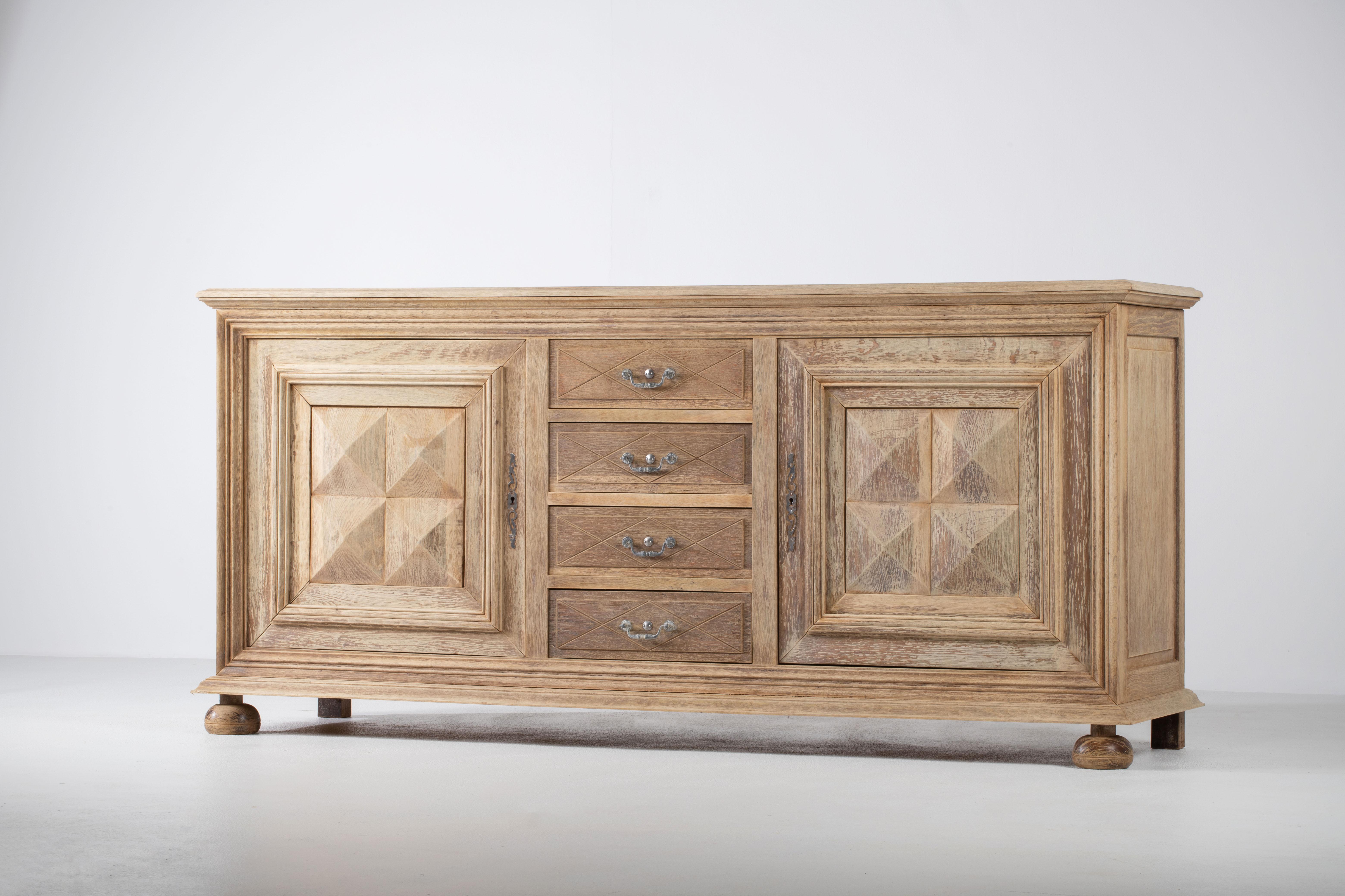 Credenza de roble macizo con detalles gráficos, Francia en venta 1