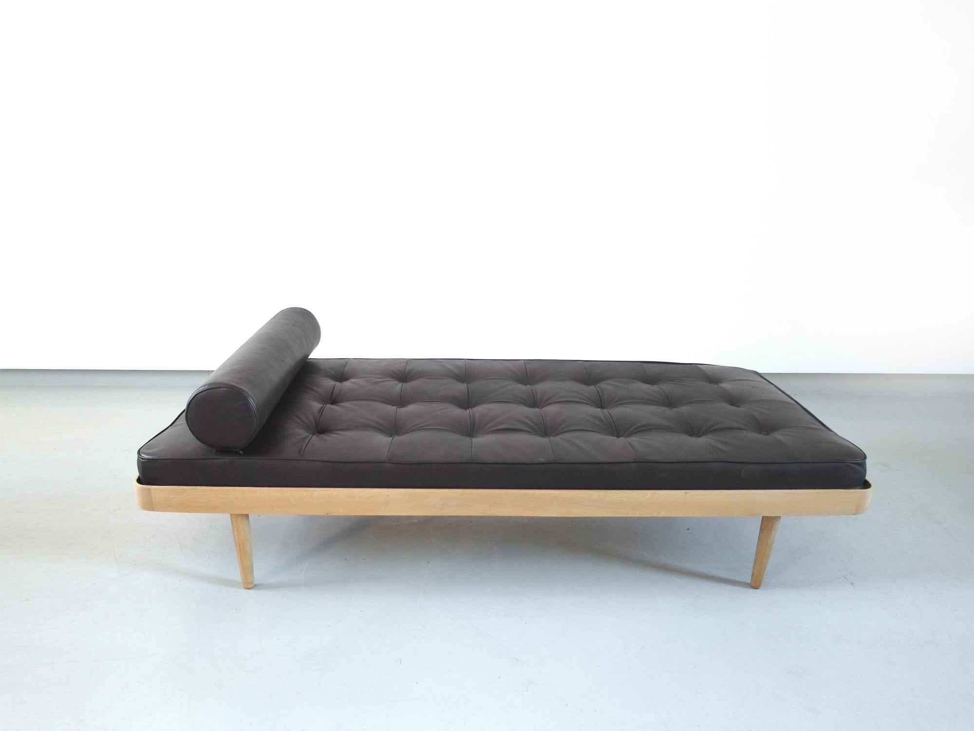 Sophisticated daybed by Danish manufacturer Horsnaes Møbler made in solid oakwood, Denmark, circa 1956. This daybed shows a beautiful contrast in materials. The skilfully made oakwood frame features rounded corners and solid teak tapering legs. The