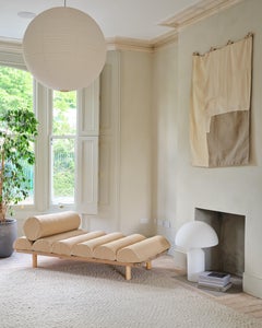 Tagesbett aus massivem Eichenholz, moderne Textilkissen und Nackenrollenkissen