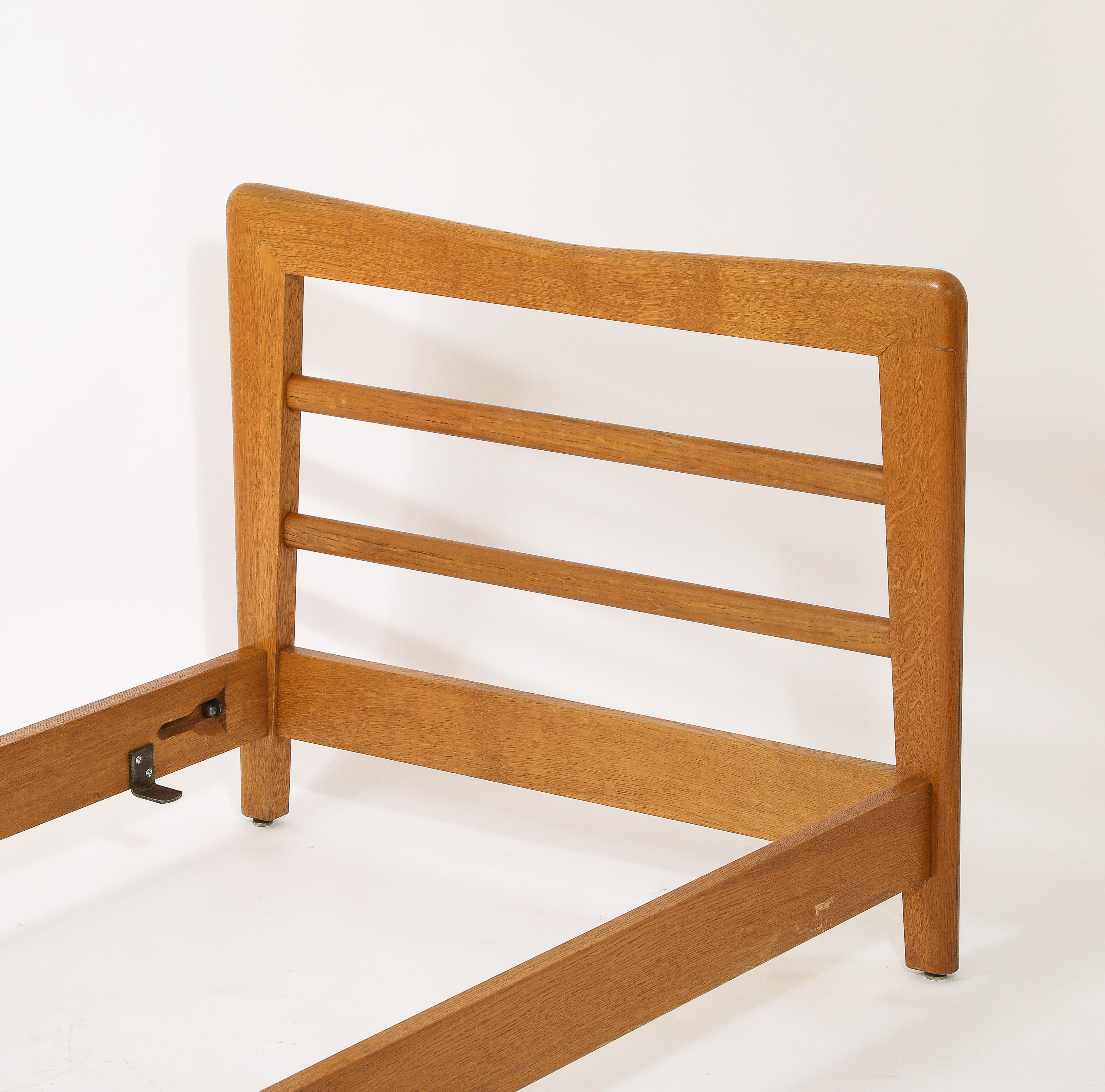 Letto da giorno in rovere massiccio di Guillerme & Chambron - Francia anni '60 in vendita 4