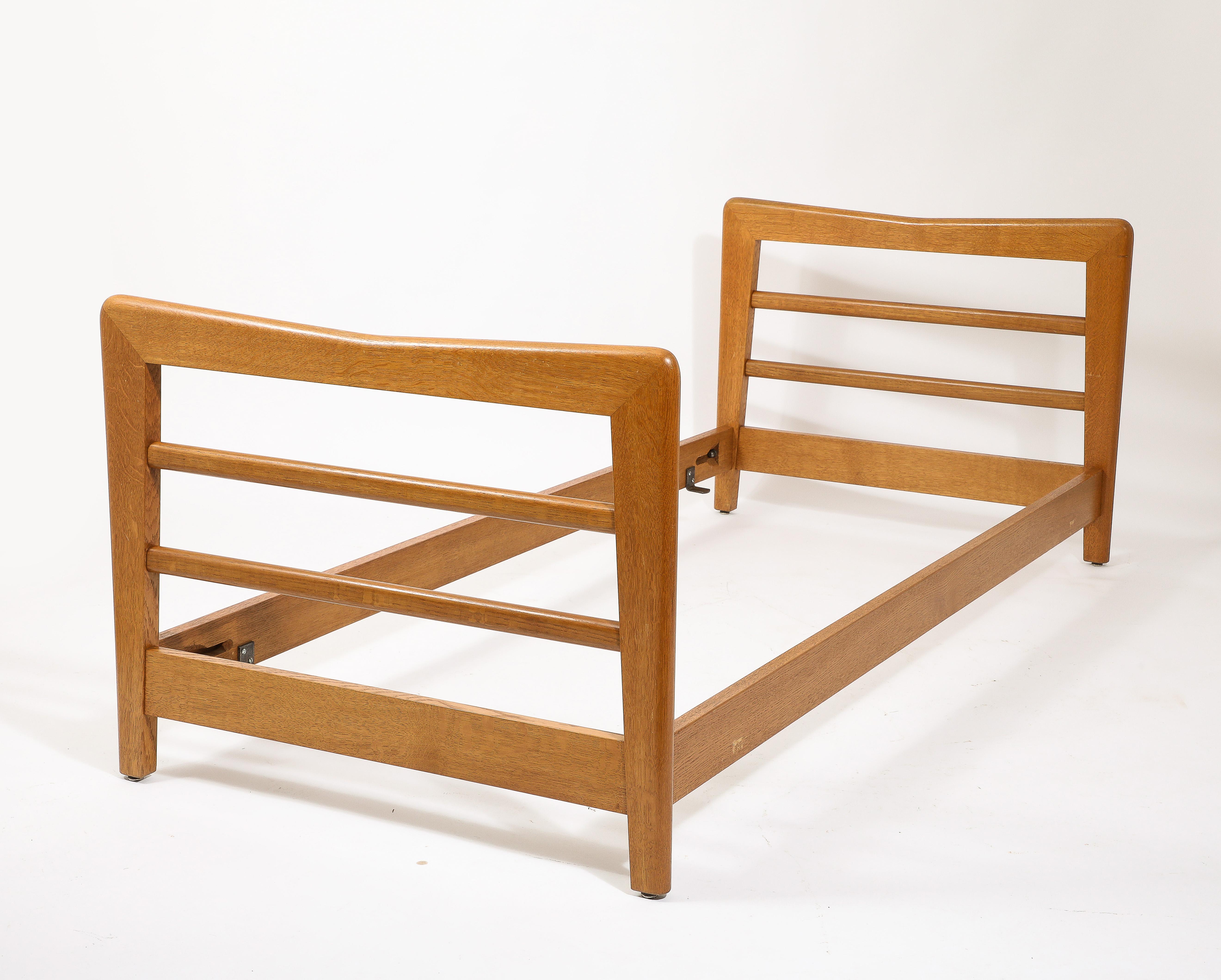 Elegante letto da giorno interamente in rovere francese di Guillerme & Chambron con strutture di supporto a forma di trapezio.
In buone condizioni vintage.
Questo daybed può essere smontato per una spedizione più sicura. 