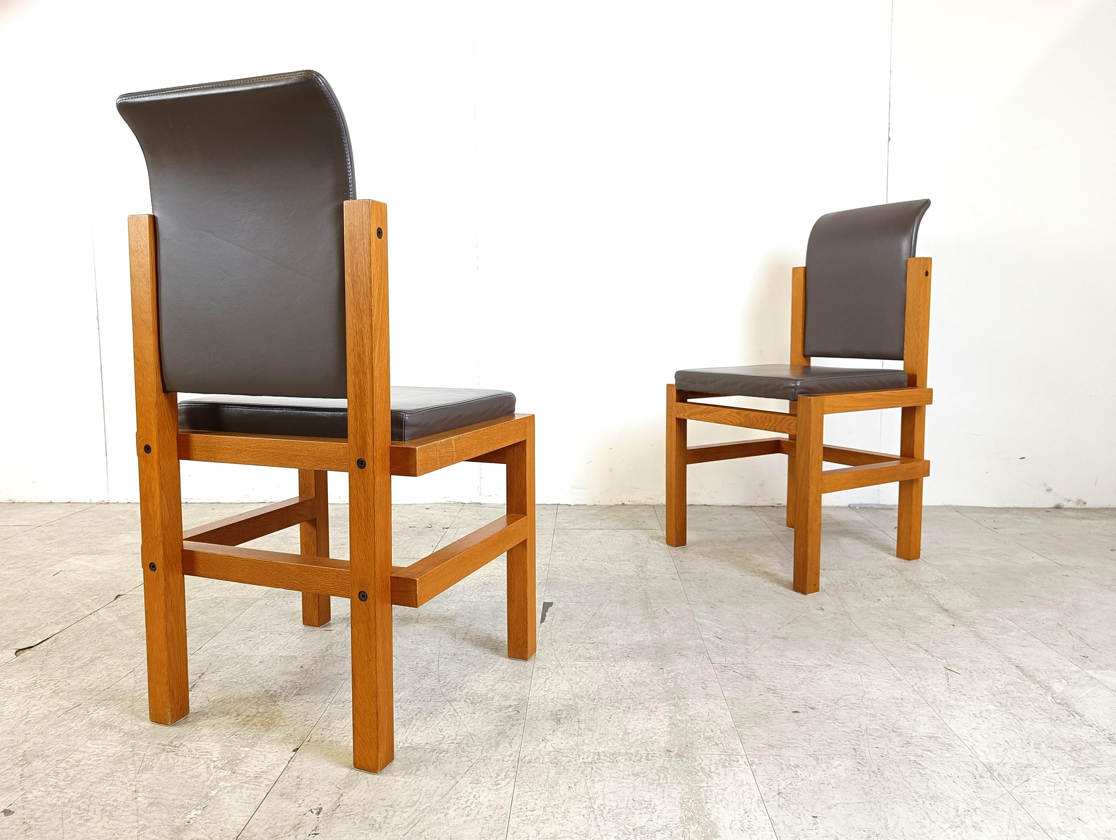 Set of 6 dining chairs with an architectural solid oak frame and grey stiched leather upholstery.

The chairs are comfortable with a timeless playful design.

Very good condition.

All stamped 'Meubelatelier Vanda - Watervliet' 

1970s - Made in