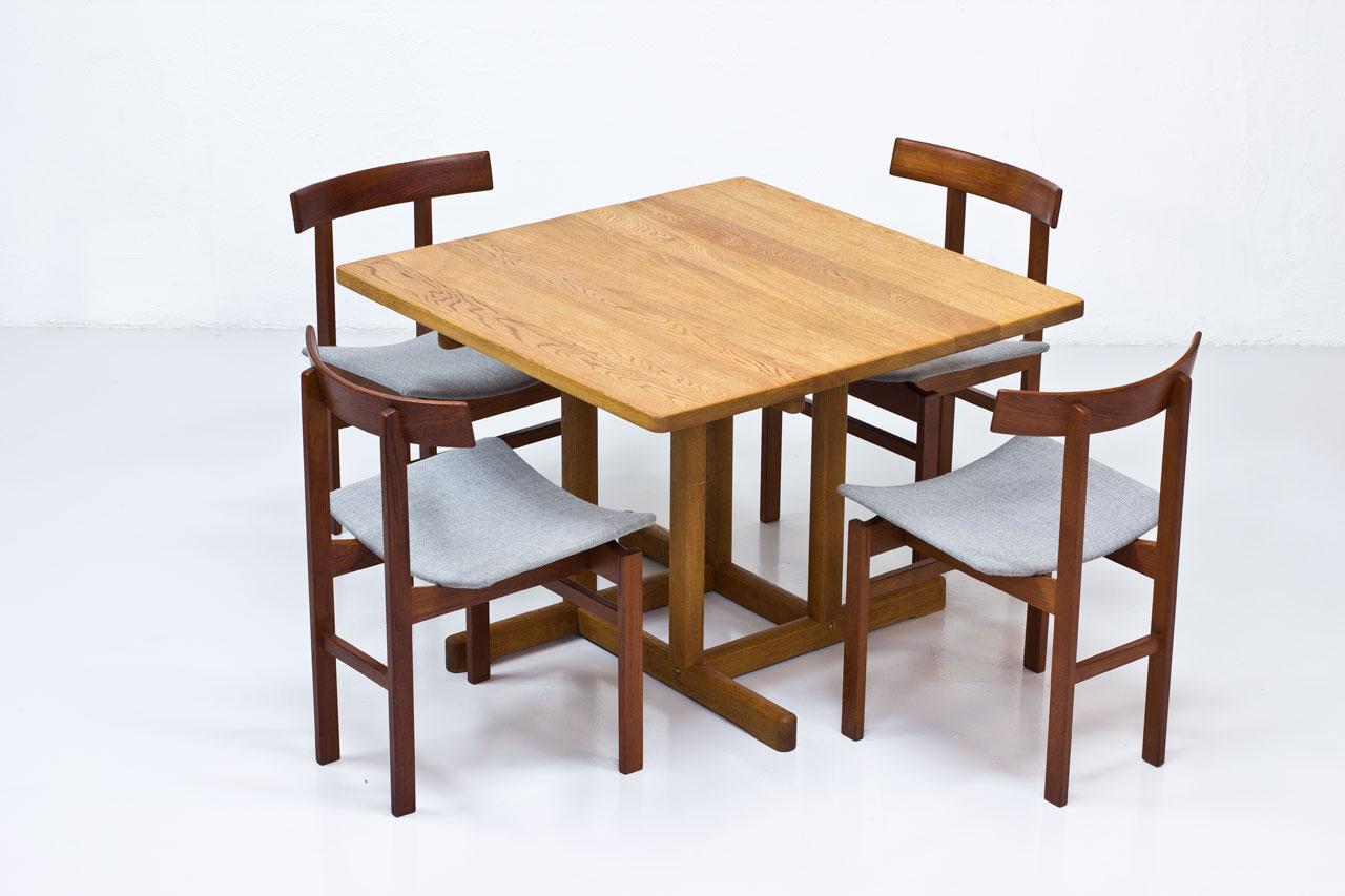 Rare dining table “Model 6288? designed by Børge Mogensen, manufactured by Fredericia Stolefabrik in Denmark during the 1960s. Made from solid oak with brass joinery.
Referenced in Design Museum Denmark furniture index.