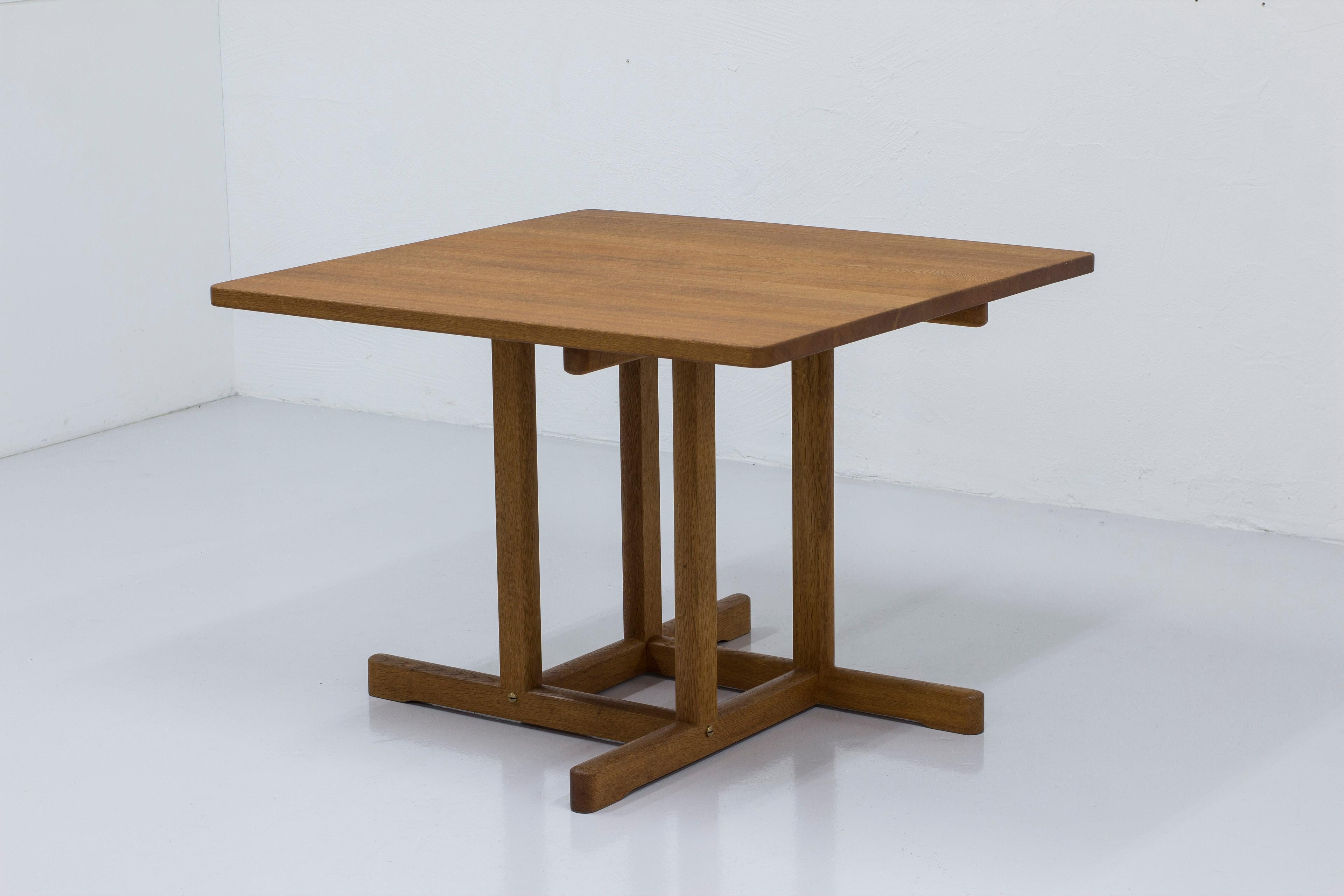 Dining table model 6288 designed by Børge Mogensen. Produced in Denmark by Fredericia Stolefabrik during the late 1950s-1960s. Made from solid oak. Very good vintage condition with light signs of age related wear and patina. 

Børge Mogensen