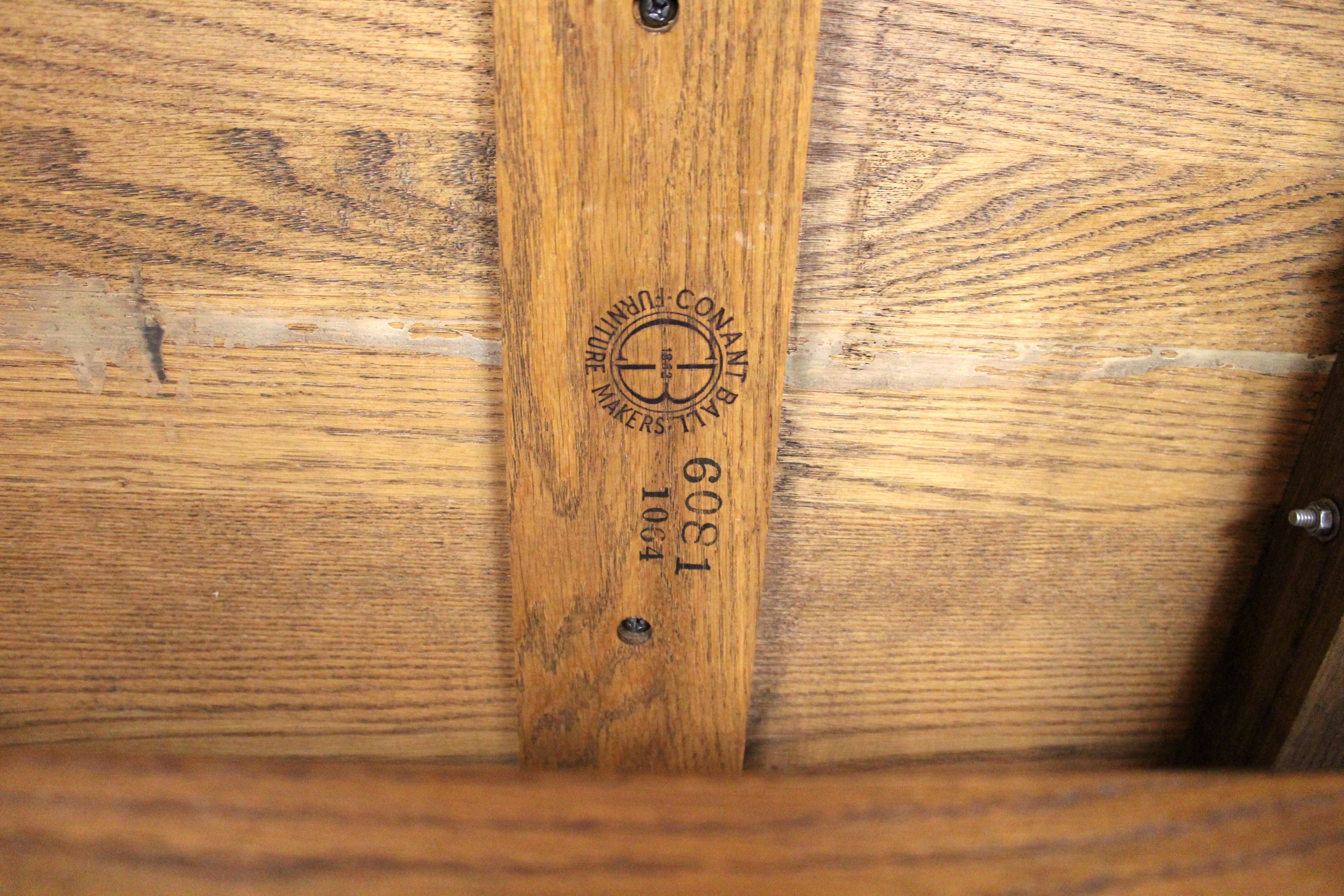 Tavolo da pranzo in Oak massiccio con intarsio a farfalla di Conant Ball in vendita 11