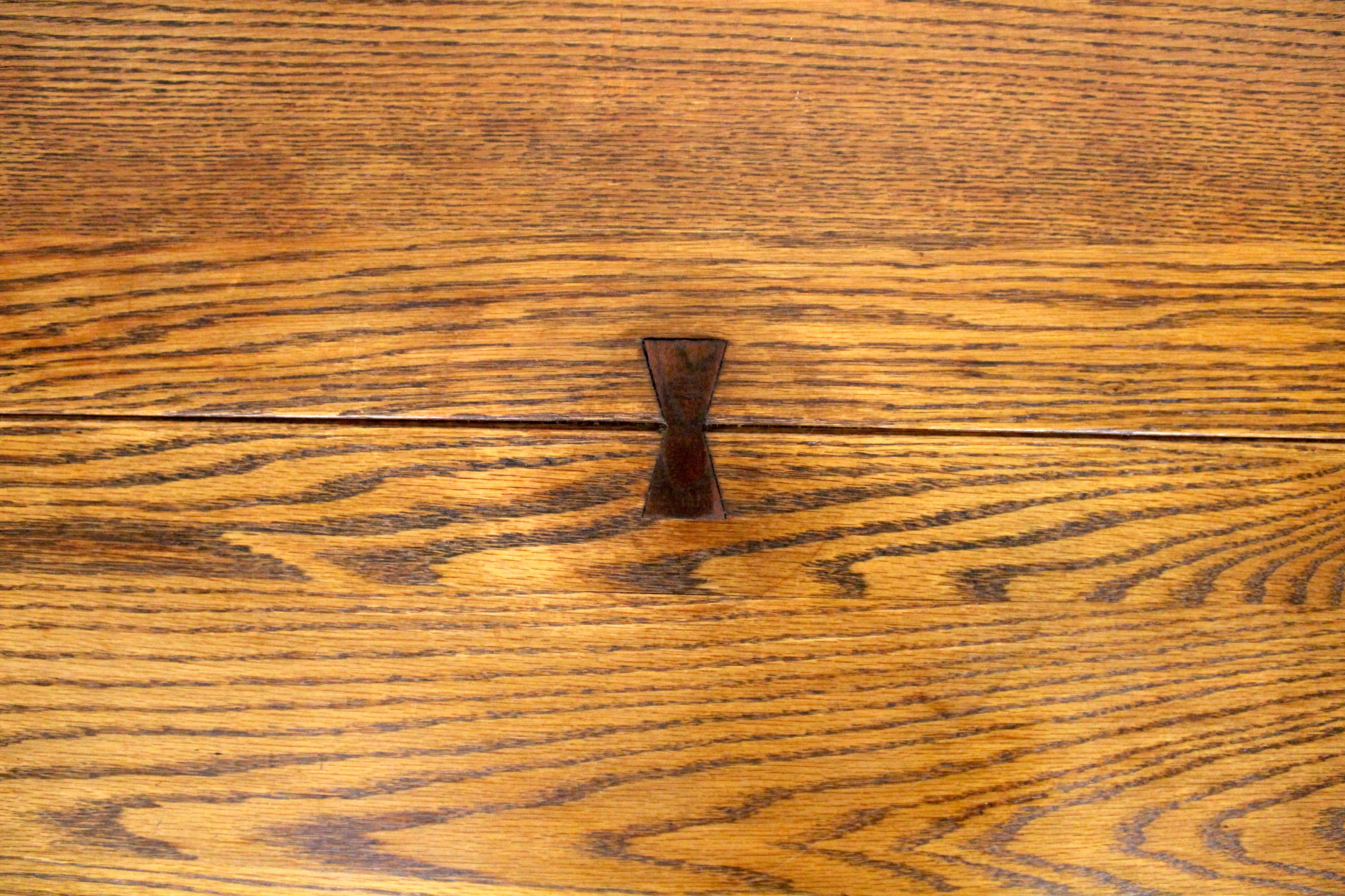 Arts and Crafts Tavolo da pranzo in Oak massiccio con intarsio a farfalla di Conant Ball in vendita