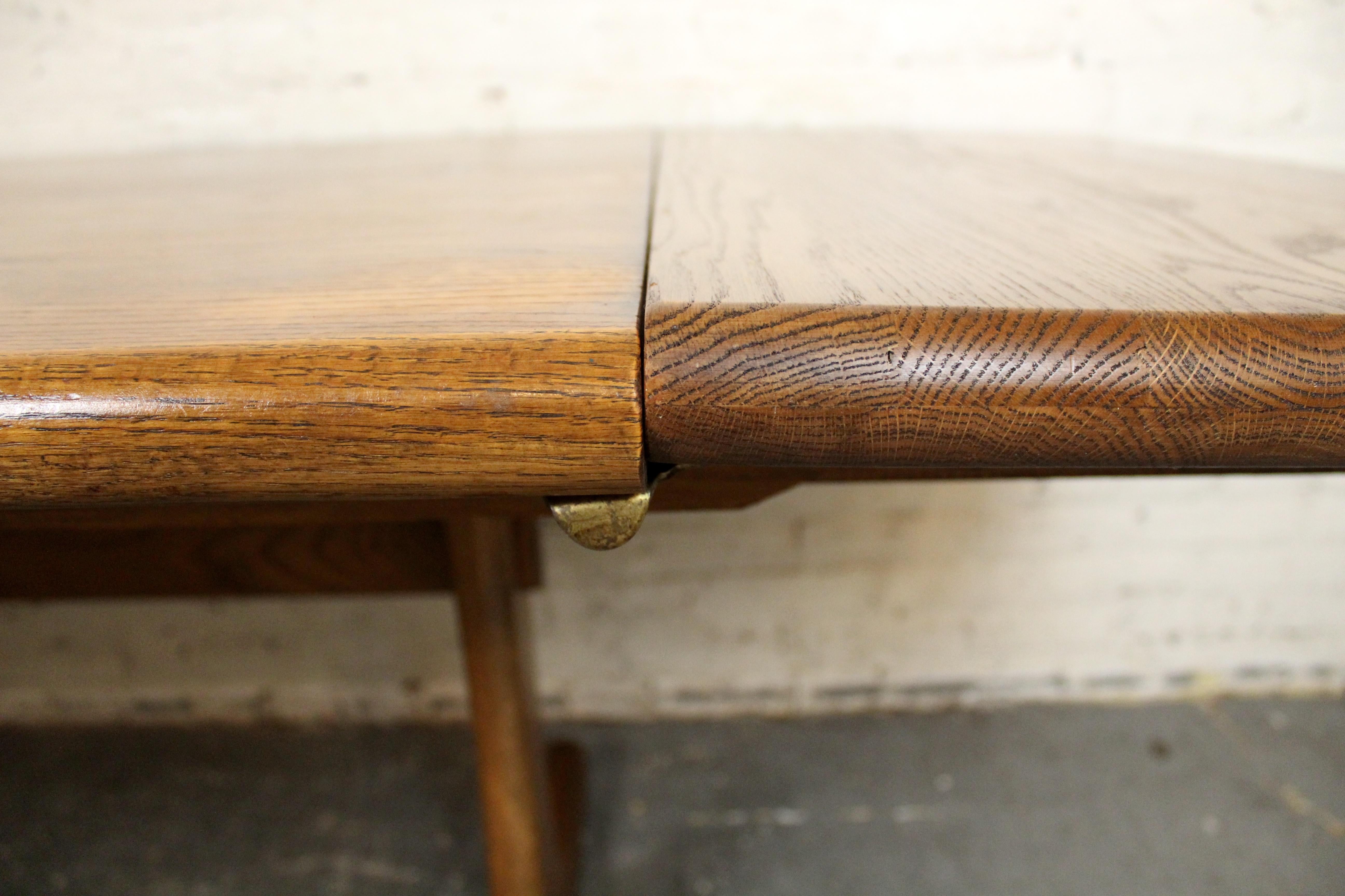 Legno Tavolo da pranzo in Oak massiccio con intarsio a farfalla di Conant Ball in vendita