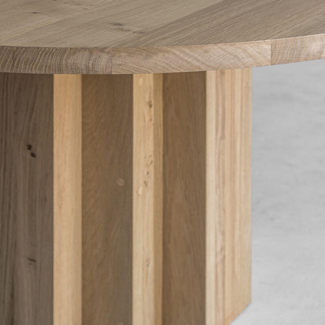 Fait main Table de salle à manger avec base sculpturale, fabriquée à la main en Belgique en vente