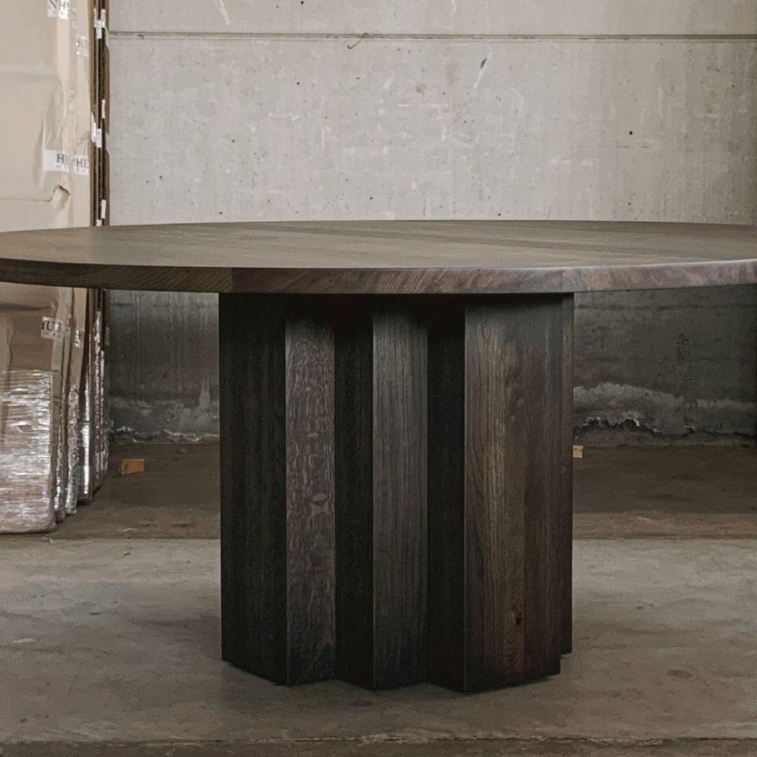 XXIe siècle et contemporain Table de salle à manger avec base sculpturale, fabriquée à la main en Belgique en vente