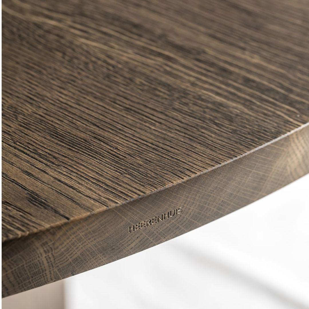 Chêne Table de salle à manger avec base sculpturale, fabriquée à la main en Belgique en vente