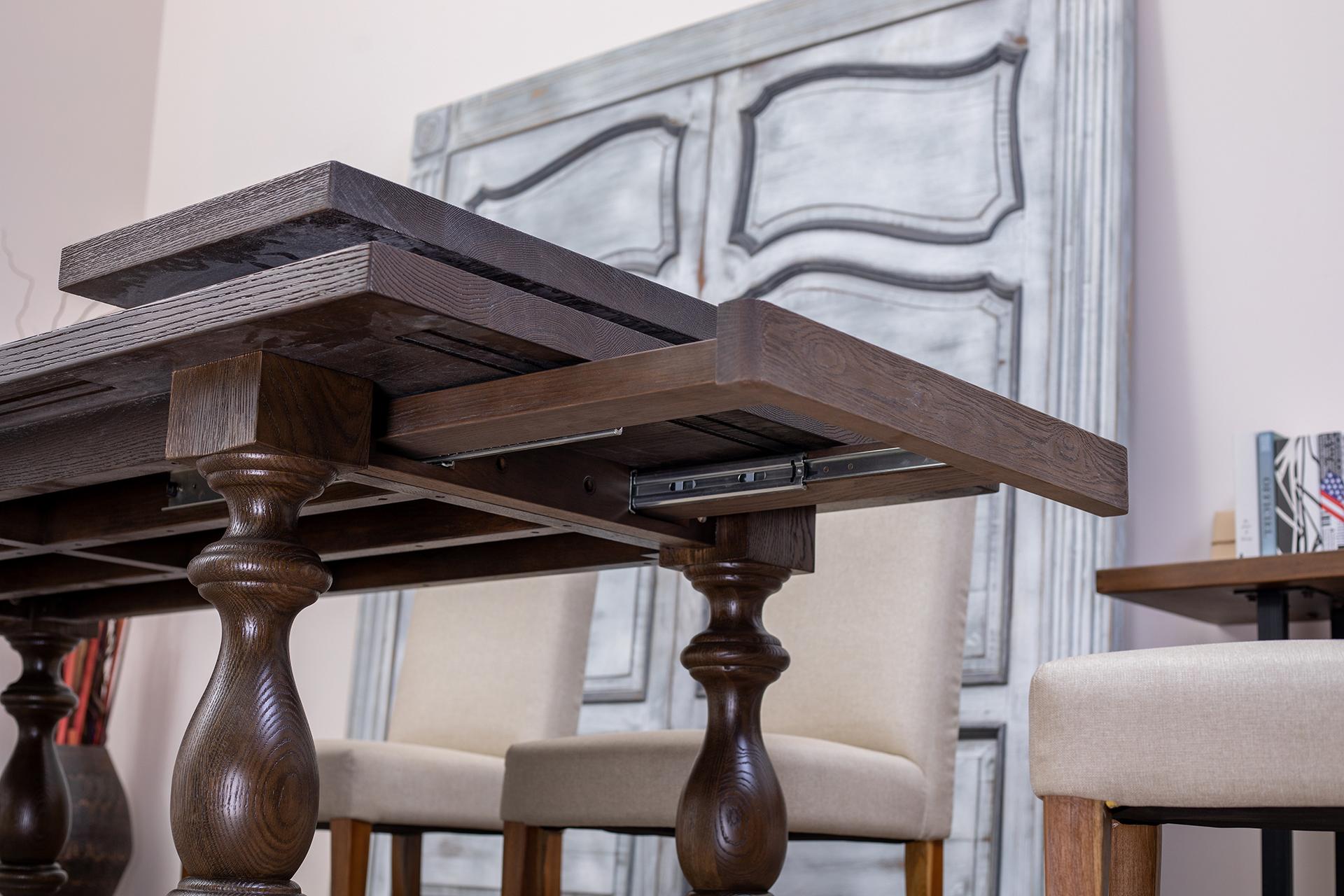 Une table de salle à manger classique en chêne massif, fabriquée à la main et de couleur cacao, serait un bel ajout à toute salle à manger. Le chêne massif est connu pour sa durabilité et sa beauté naturelle, et la finition cacao ajoute un ton chaud