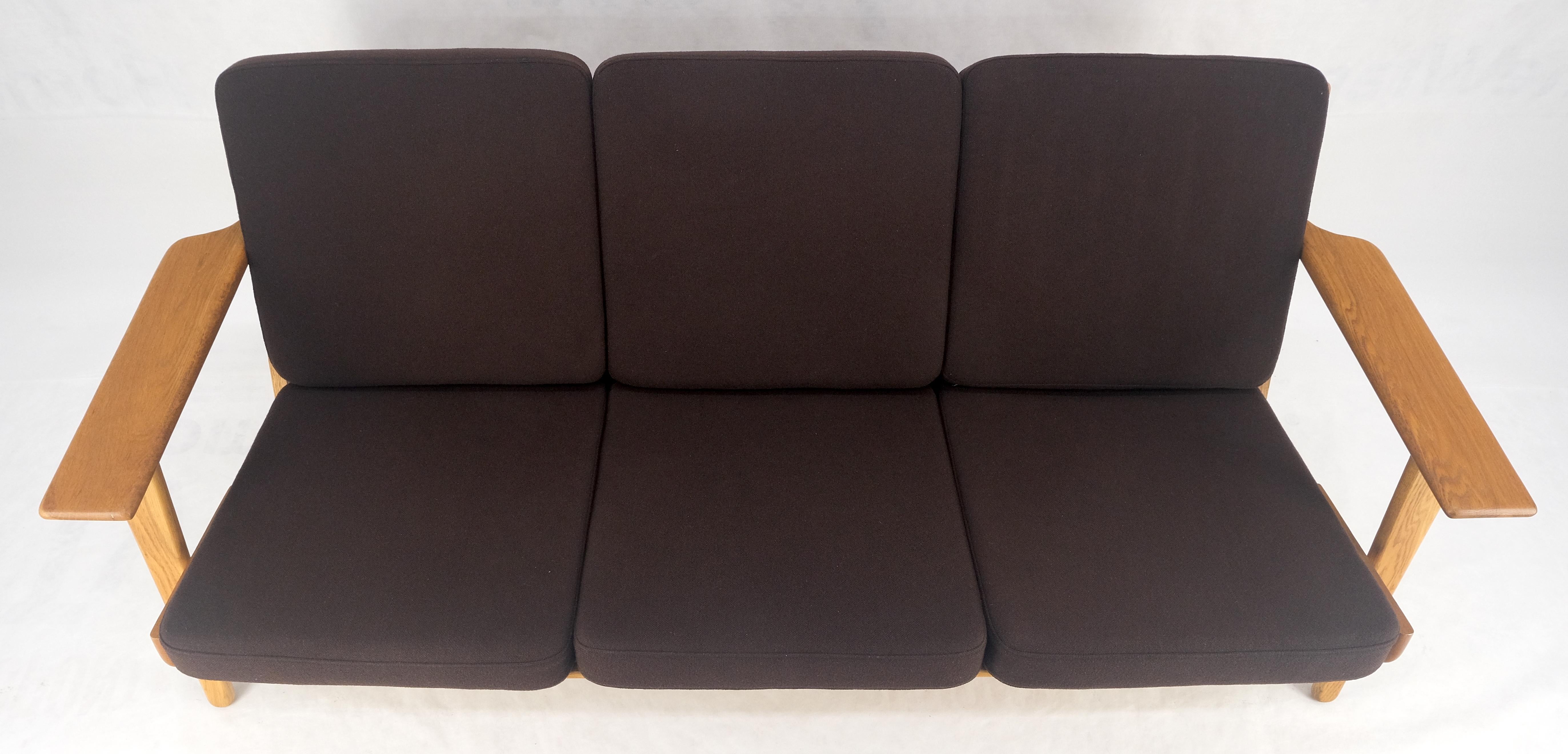 Massiv Eiche Rahmen Braun Polsterung MCM Style 3 Sitz Sofa Clean! im Zustand „Hervorragend“ im Angebot in Rockaway, NJ