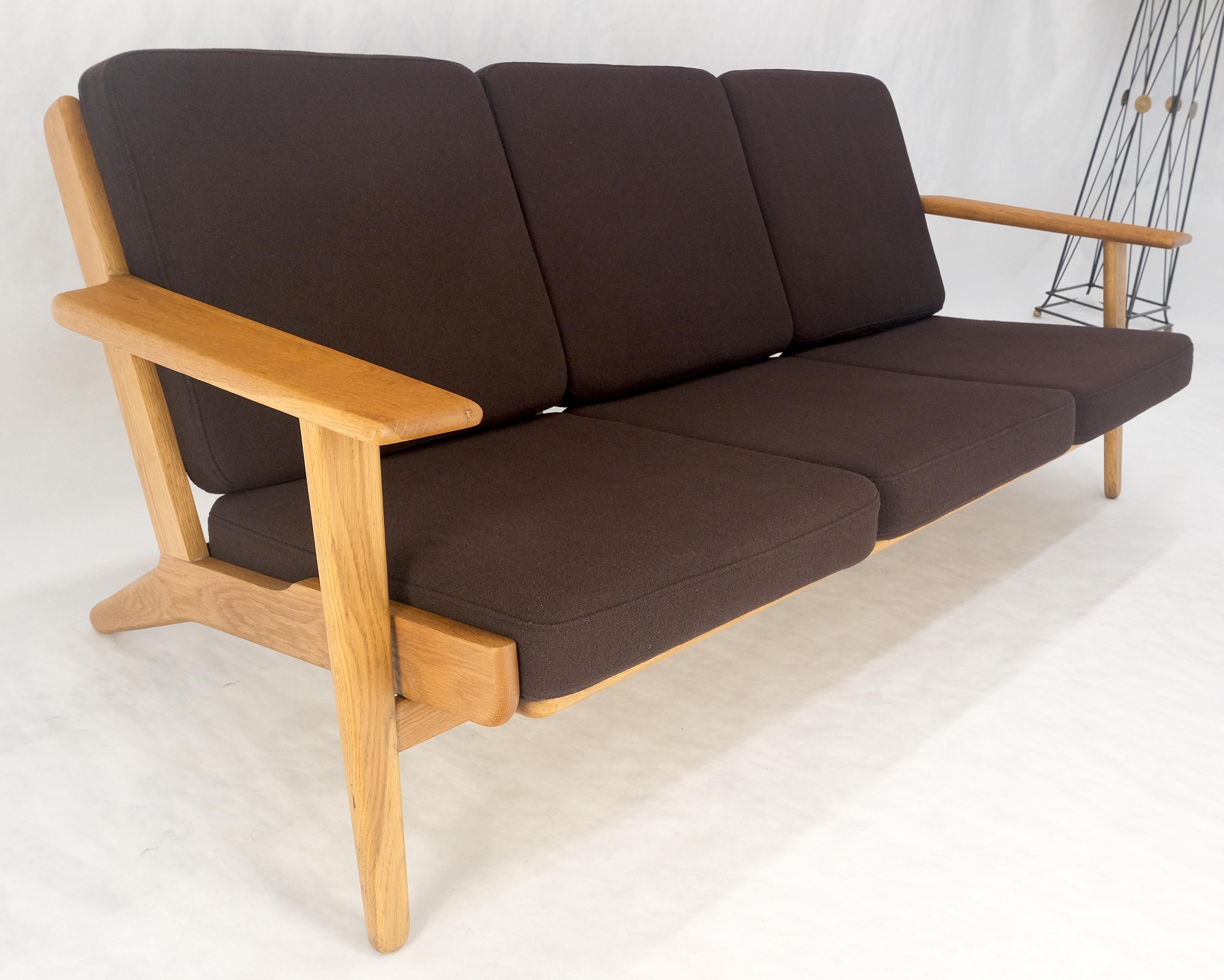 Massiv Eiche Rahmen Braun Polsterung MCM Style 3 Sitz Sofa Clean! im Angebot 3