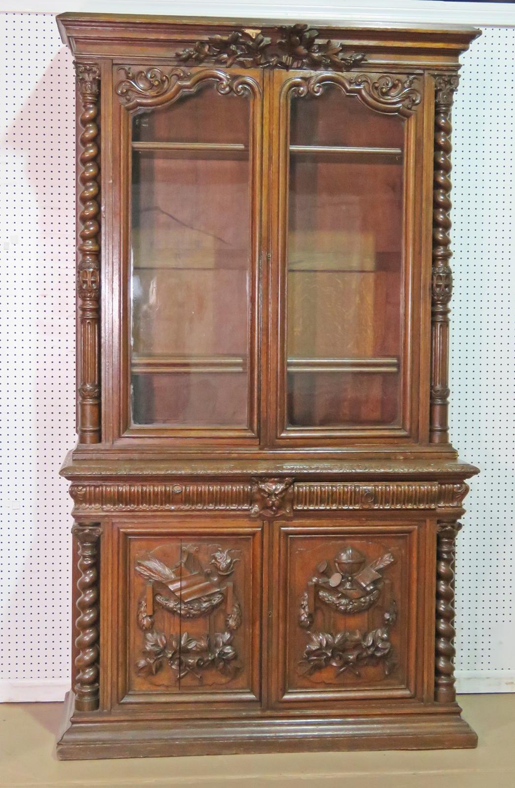 Massive Eiche Französisch geschnitzt zwei Stücke China Cabinet Bücherregal circa 1870s (Louis XV.) im Angebot