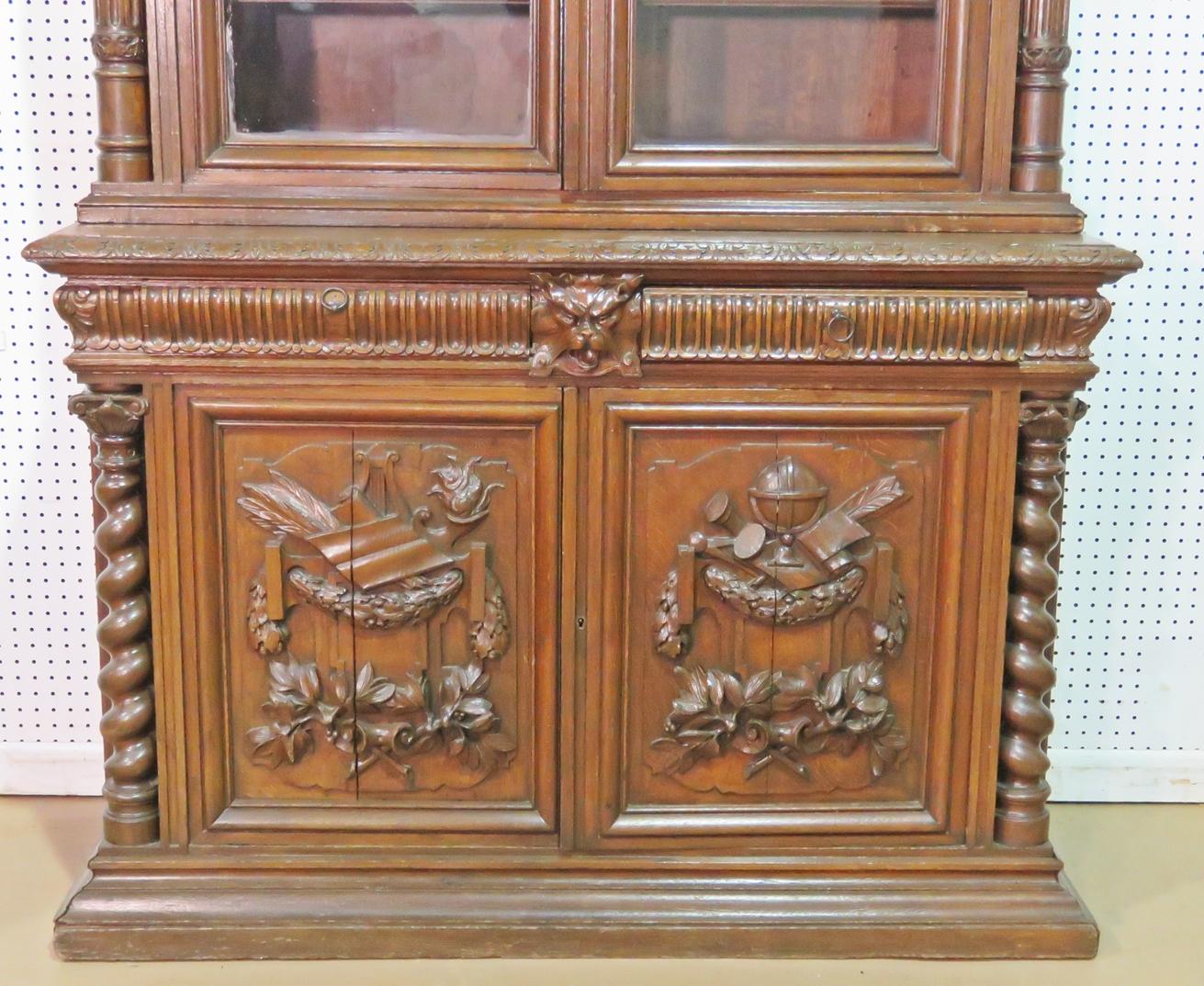 Massive Eiche Französisch geschnitzt zwei Stücke China Cabinet Bücherregal circa 1870s (Europäisch) im Angebot