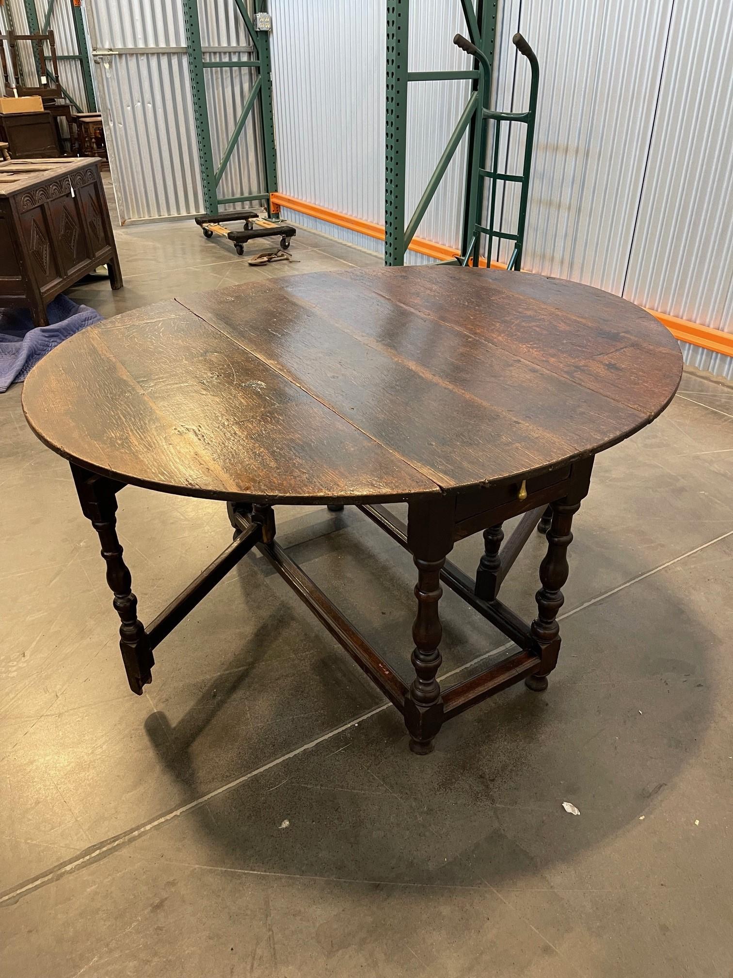 Solid Oak Gate-Leg Table Circa 1690 For Sale 4