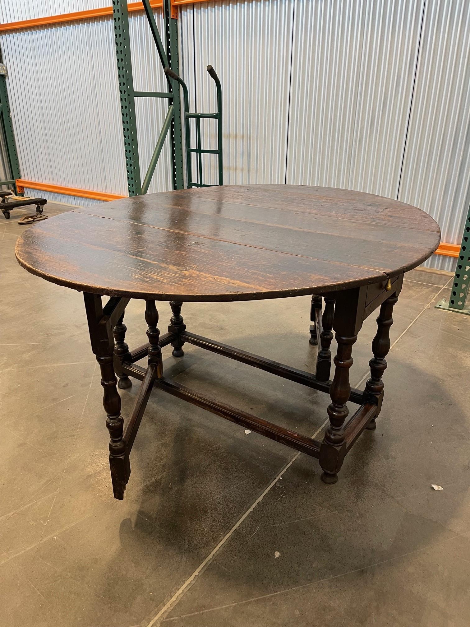 Solid Oak Gate-Leg Table Circa 1690 For Sale 3