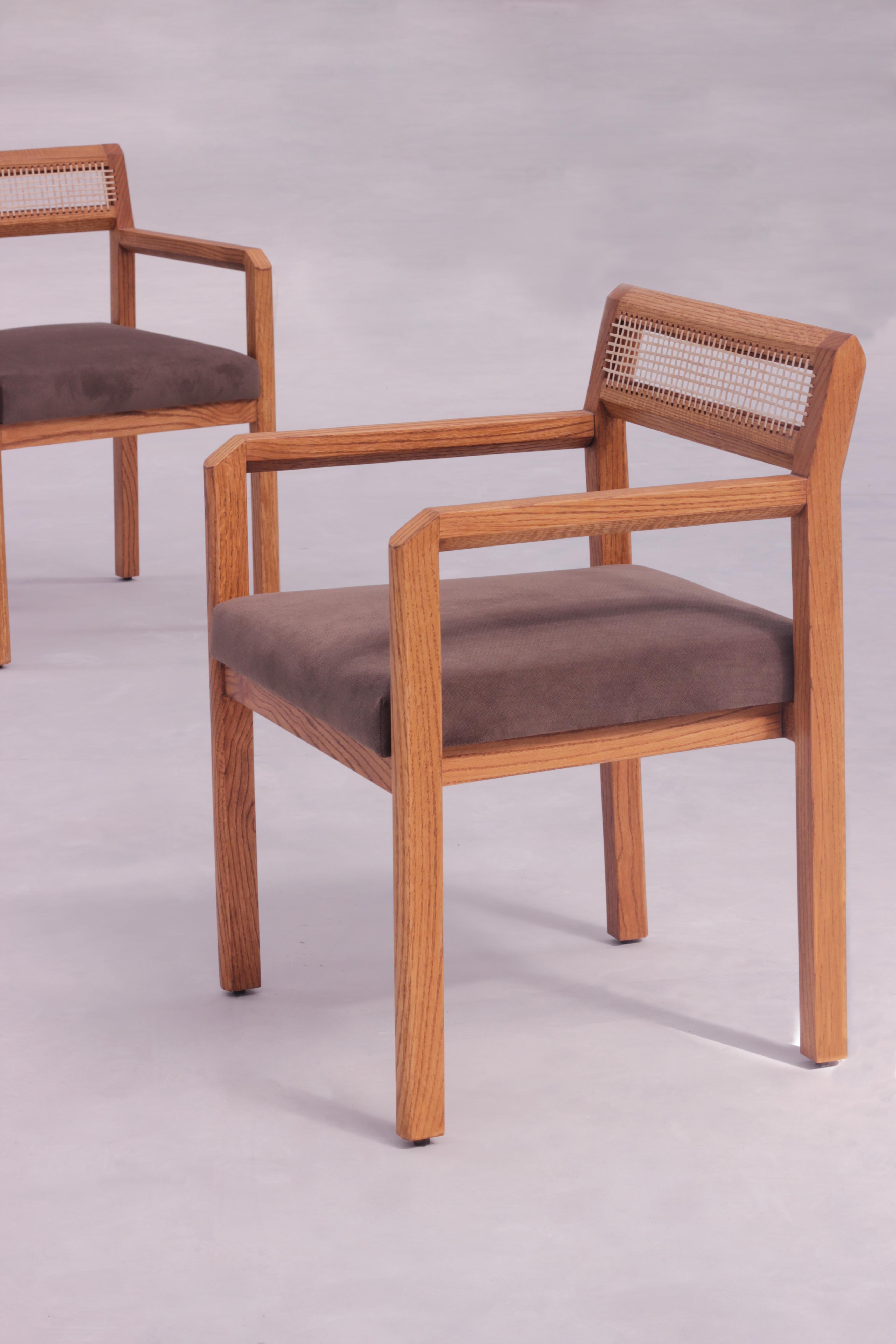 Der Jalore-Stuhl ist ein atemberaubendes Möbelstück, das sich perfekt für jedes moderne Zuhause eignet. Dieser Stuhl aus massivem Eichenholz verfügt über eine handgefertigte, fühlbare Rückenlehne mit handgeflochtenen Schilfrohrdetails, die sowohl