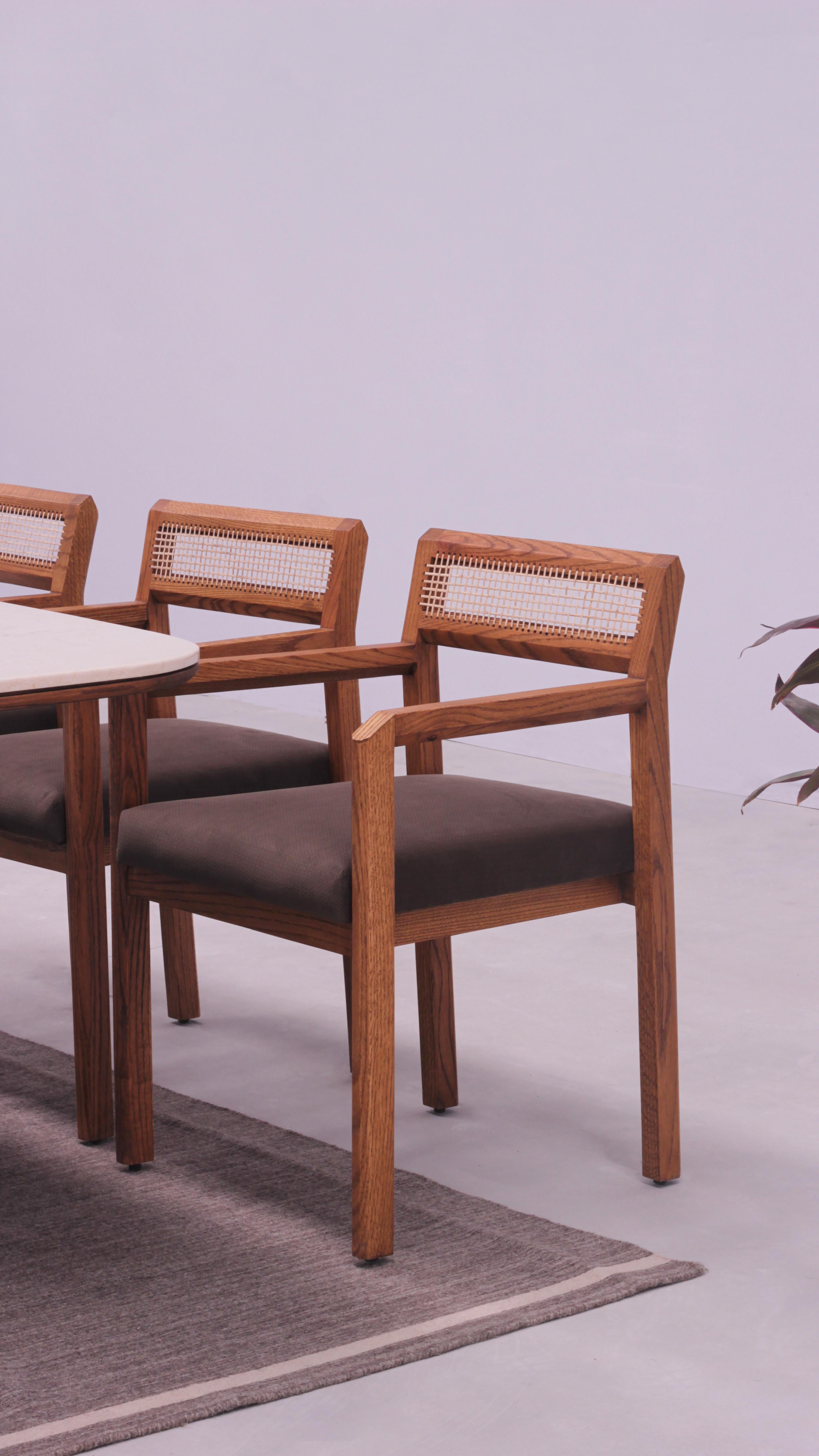 Handcrafted massiver Eichenholz Esszimmerstuhl mit Armlehne und handgeflochtenem Rohrstock (Handgefertigt) im Angebot